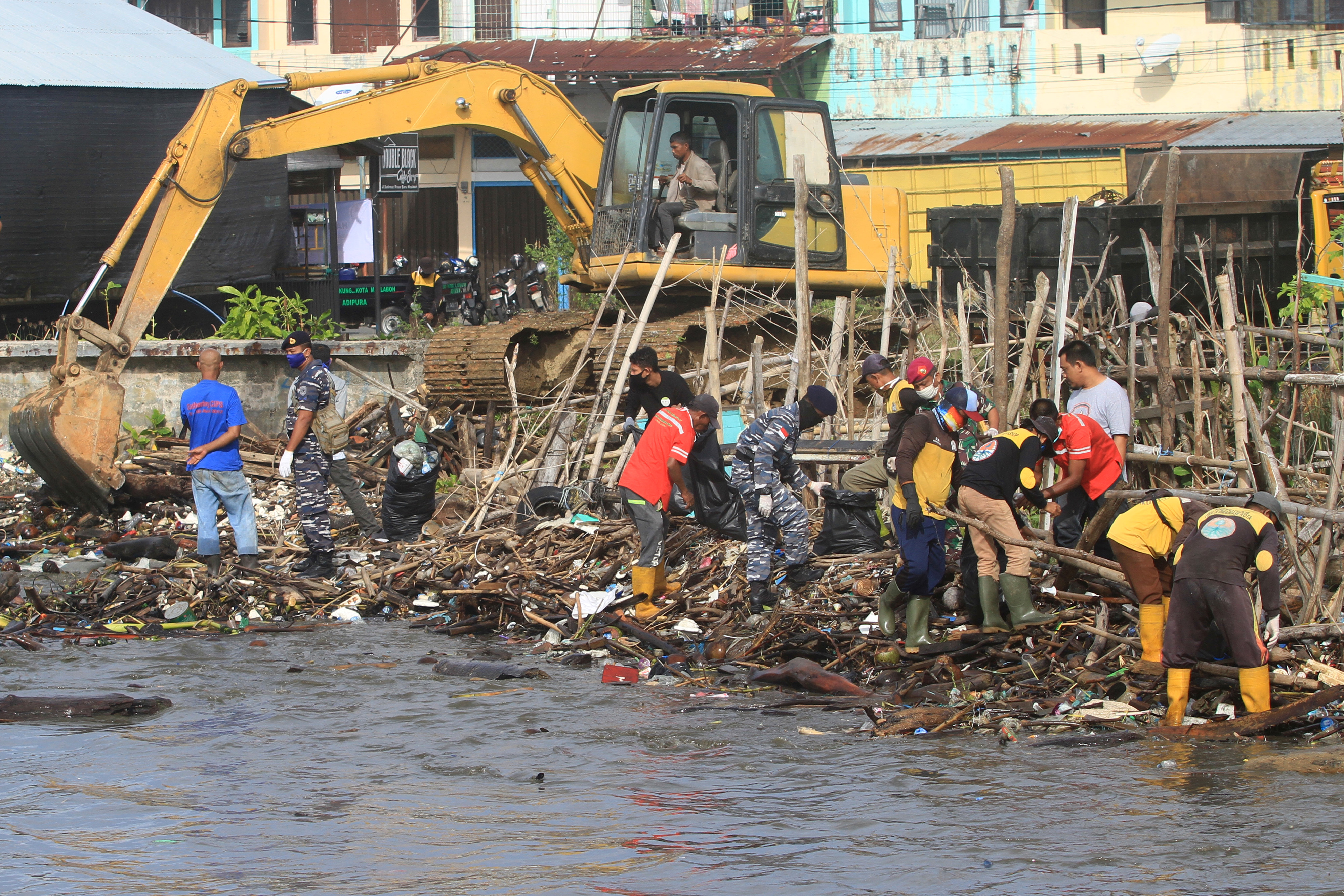 Bersihkan Sampah di Pantai Aceh Barat