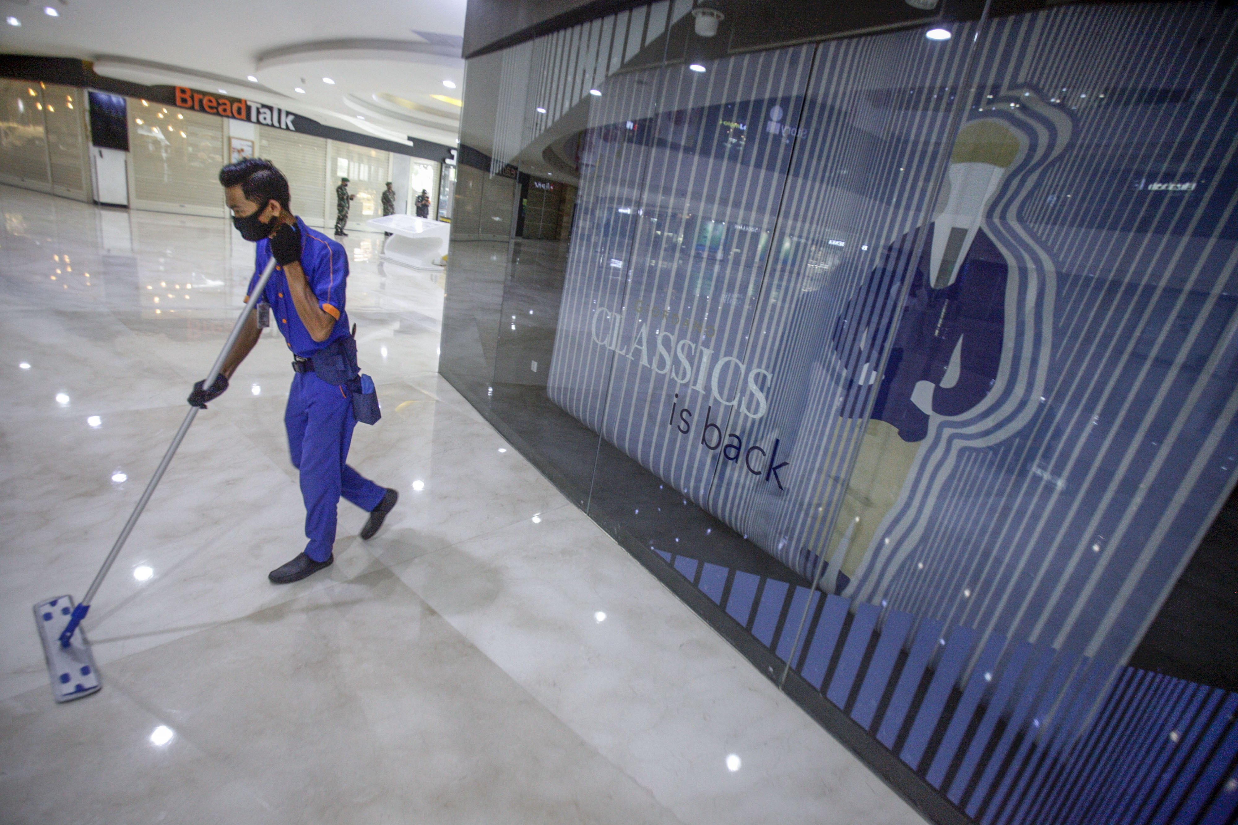 Persiapan Pembukaan Pusat Perbelanjaan di Bogor