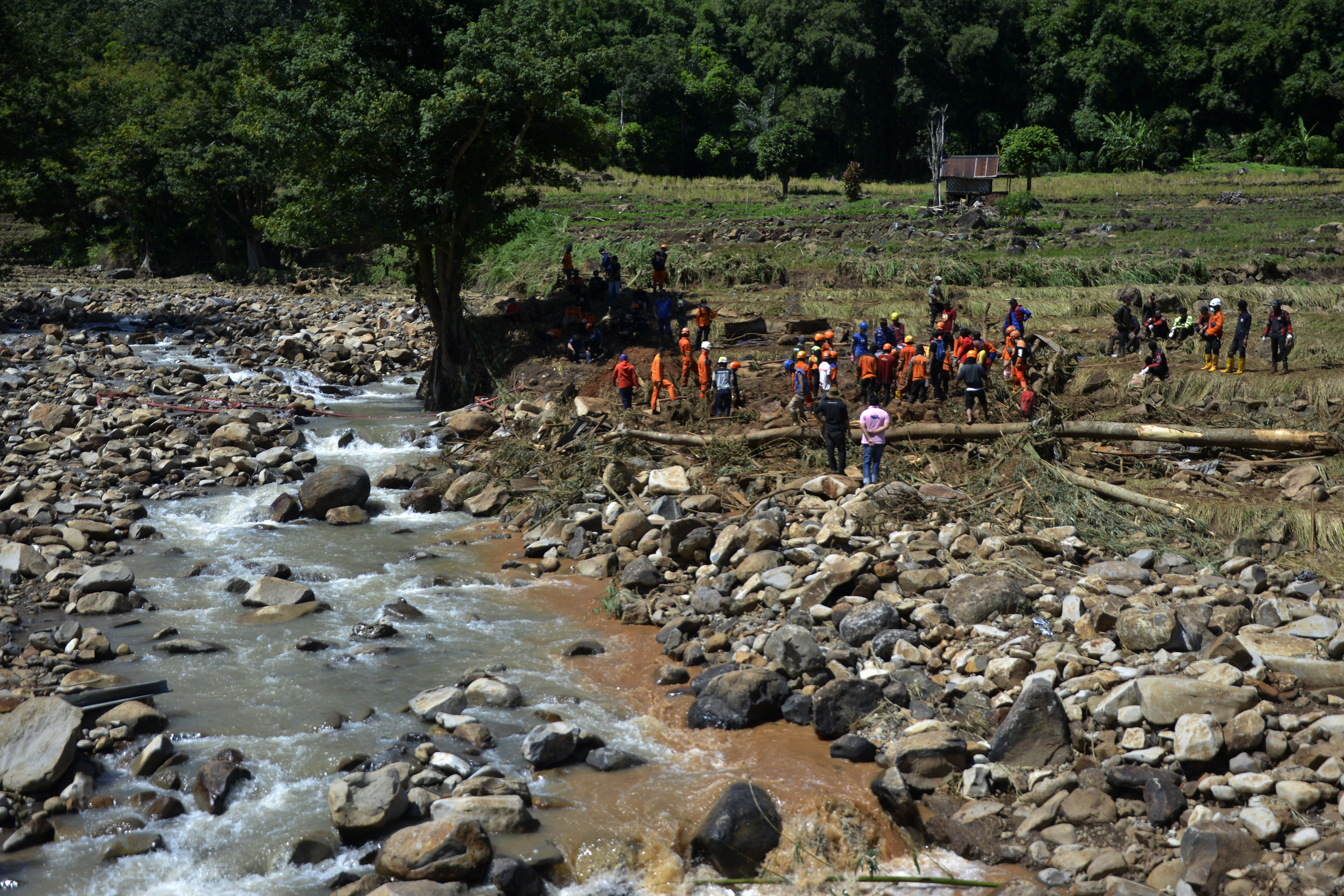 Evakuasi Korban Tanah Longsor