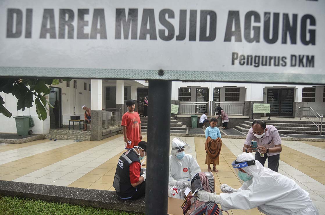 Jemput Bola Tes Usap Covid-19 di Masjid