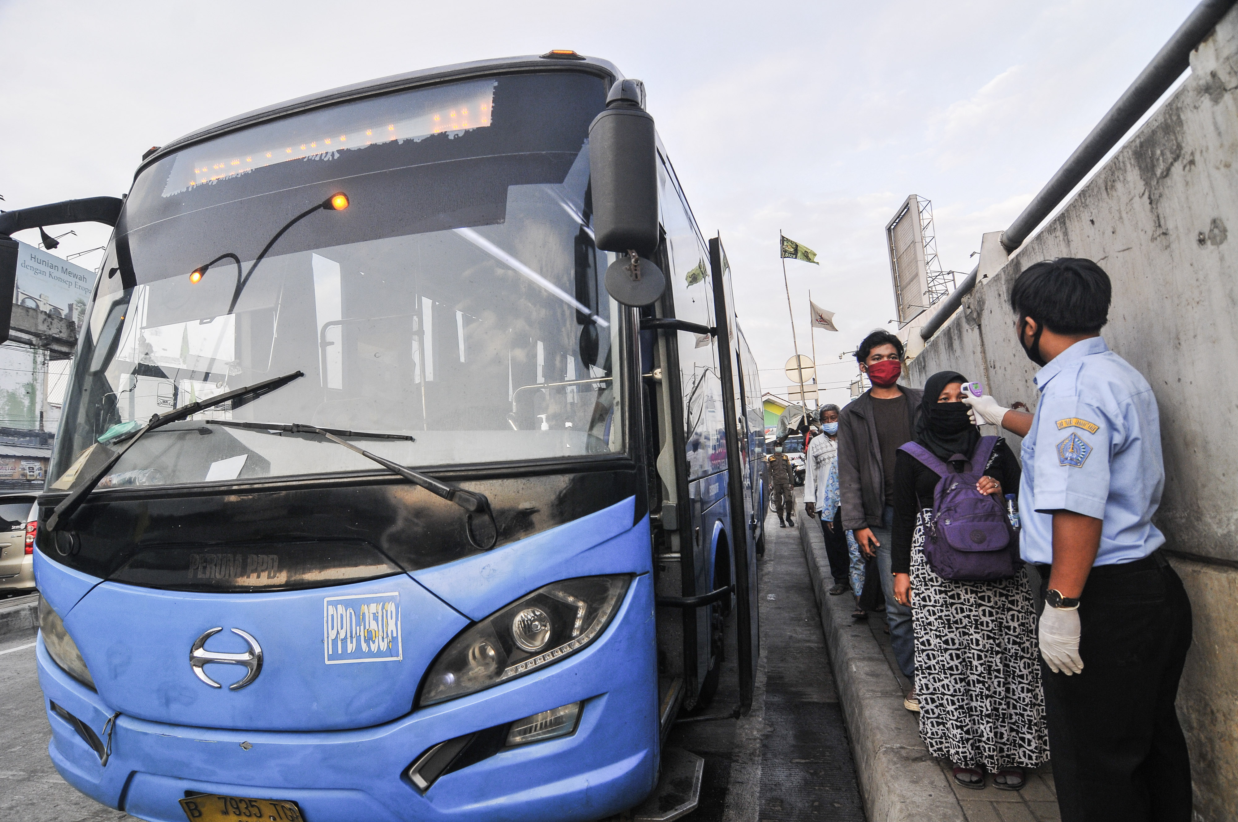 Bus Bantuan Urai Penumpukan Penumpang KRL
