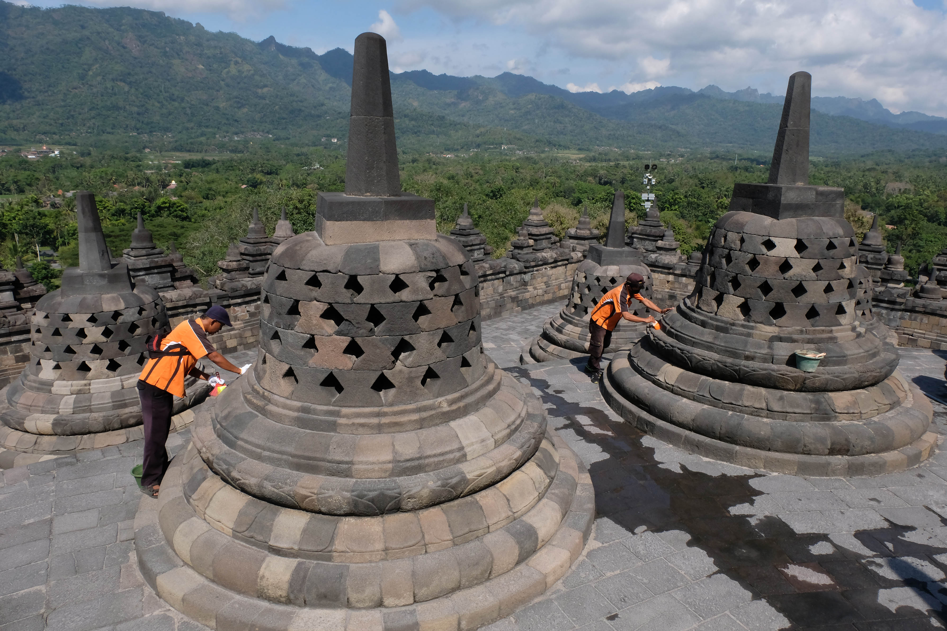 Membersihkan Abu Vulkanik di Candi Borobudur