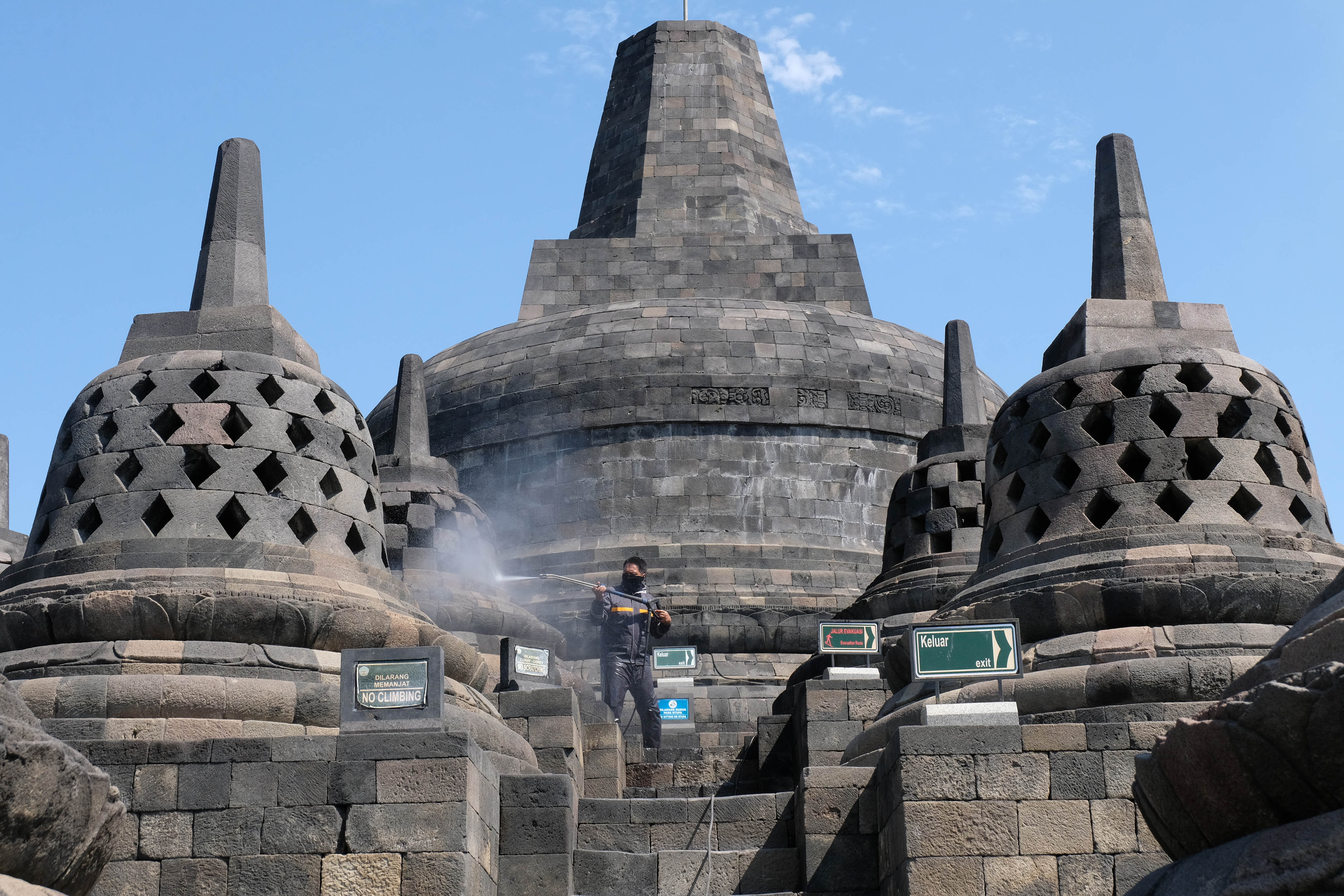 Membersihkan Abu Vulkanik di Candi Borobudur