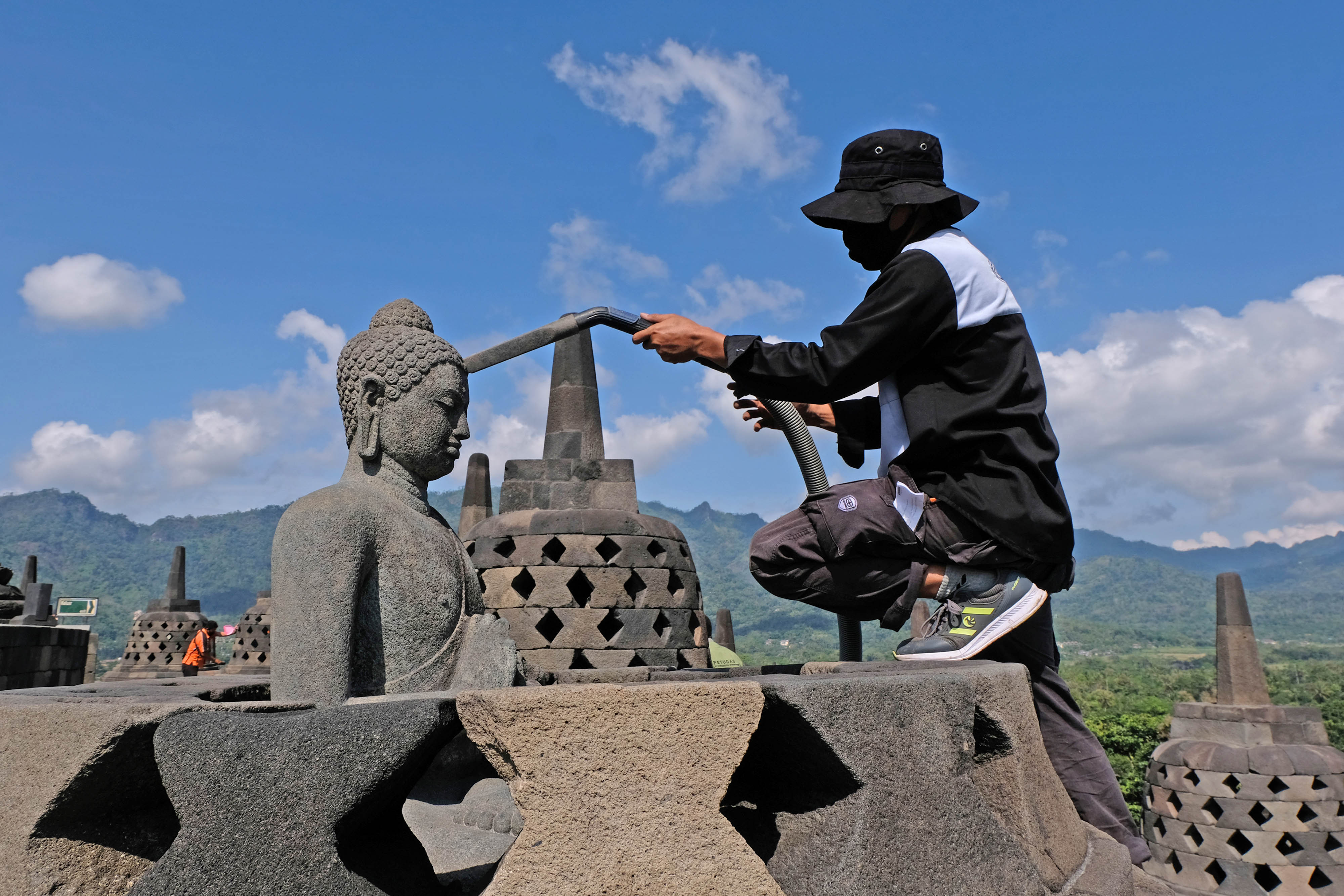 Membersihkan Abu Vulkanik di Candi Borobudur