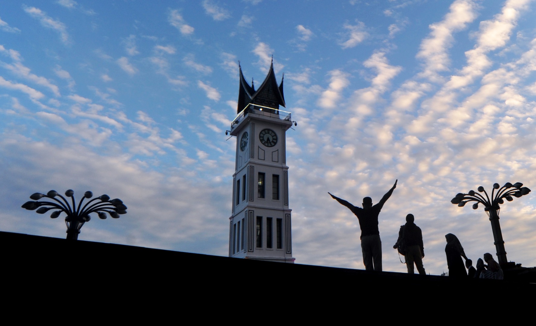 Olahraga saat Pandemi di Kawasan Jam Gadang
