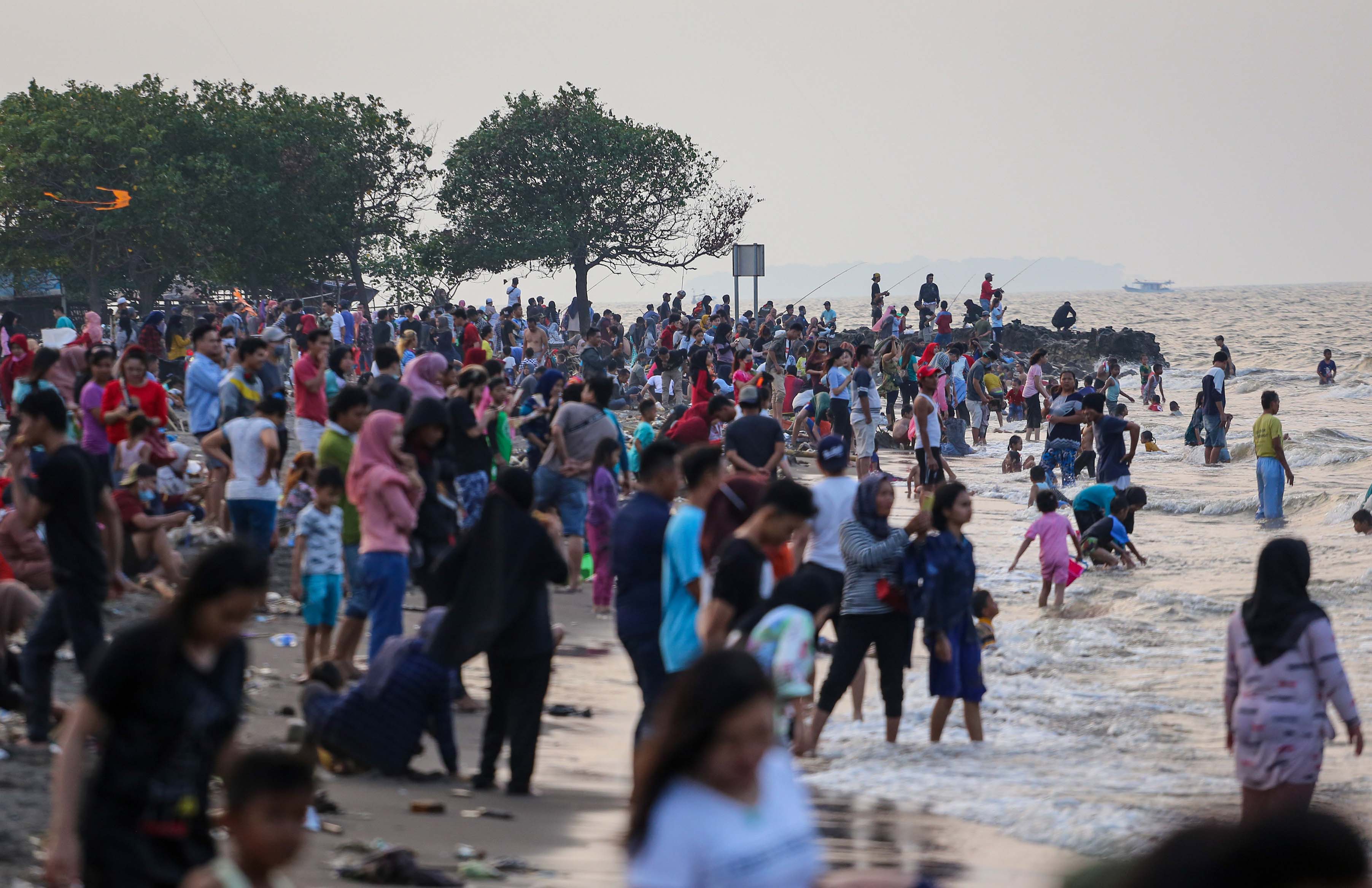 Wisatawan Padati Pantai Tanjung Pasir saat PSBB