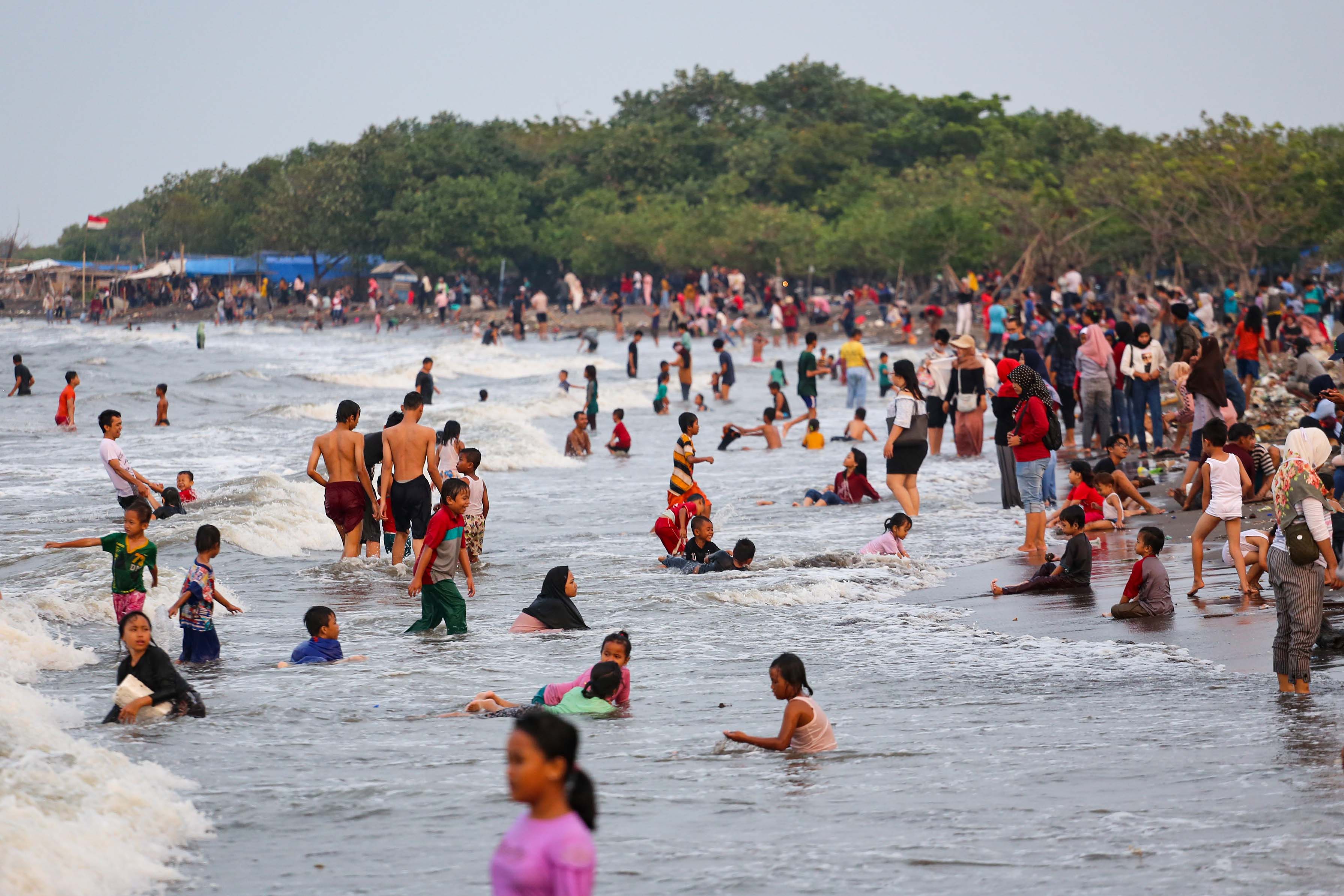 Wisatawan Padati Pantai Tanjung Pasir saat PSBB