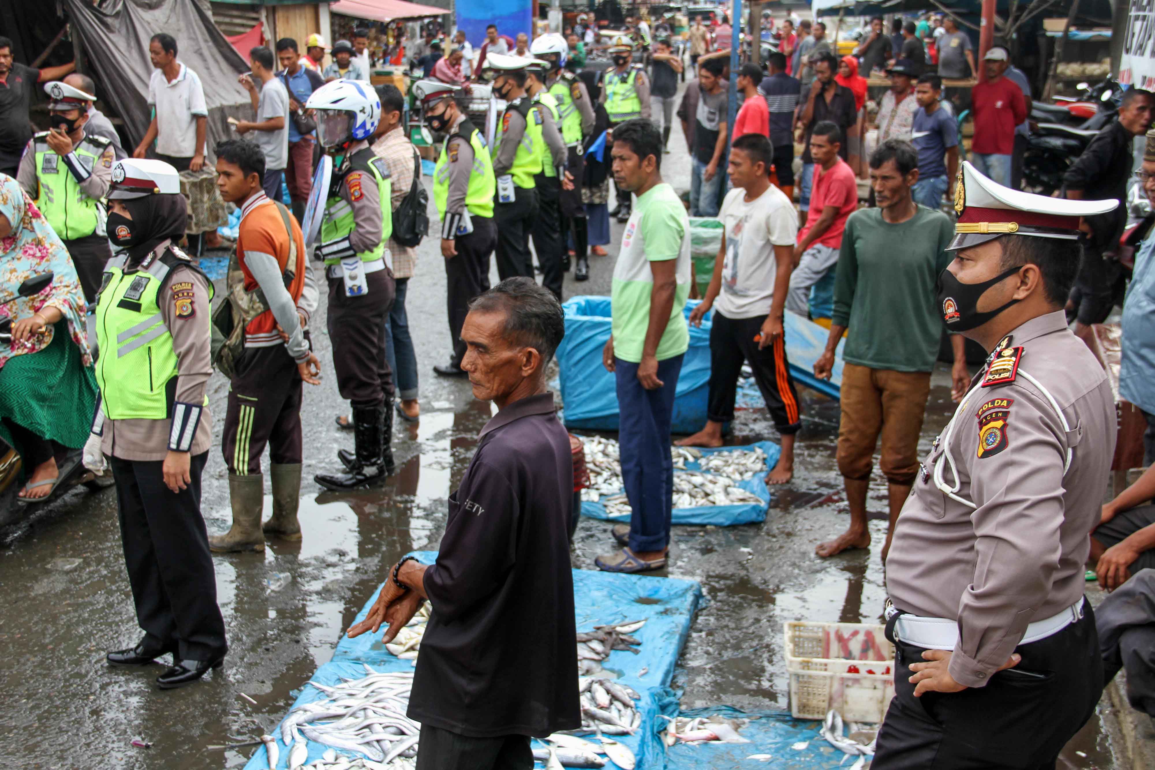 Sosialisasi Protokol Kesehatan di Pasar Pelelangan Ikan