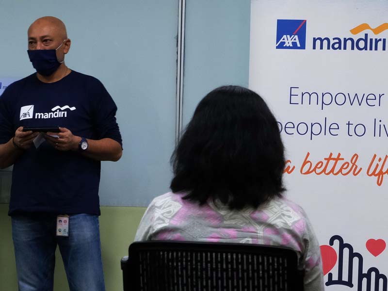 AXA Mandiri Gandeng Wanita Hindu Dharma Indonesia Berbagi Sembako