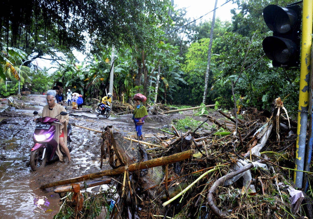 Banjir Bandang Terjang Puluhan Rumah di Bantaeng  