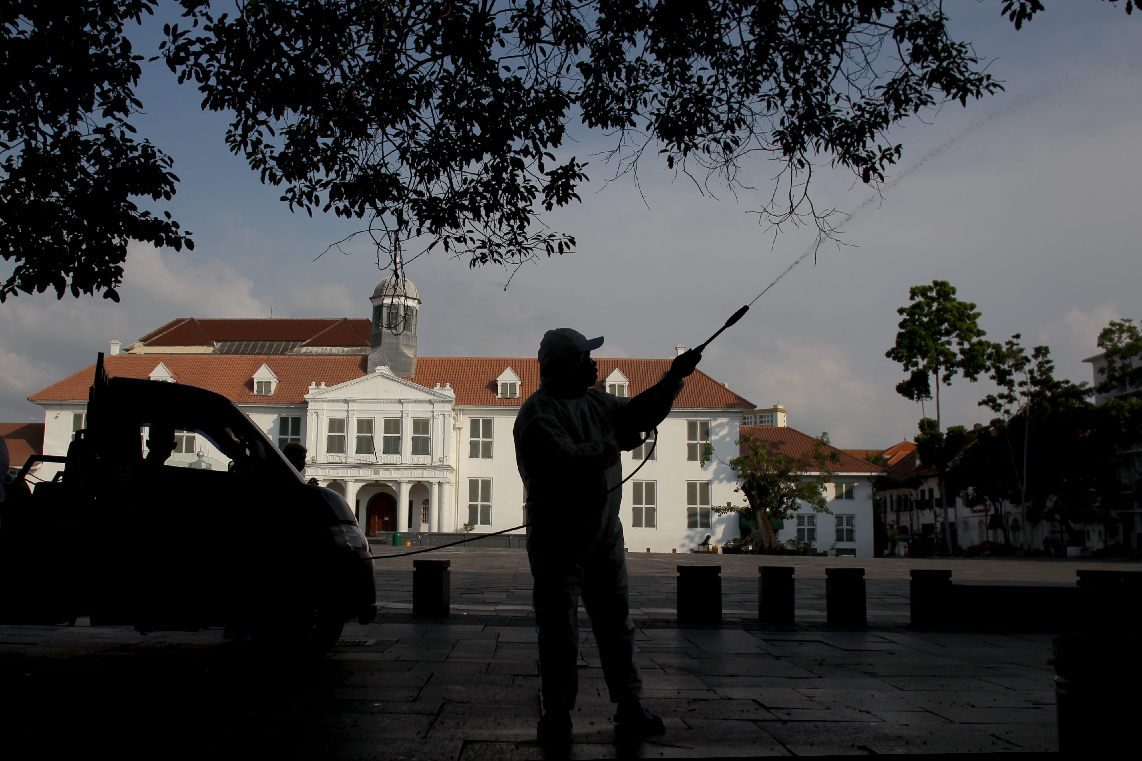 Penyemprotan Disinfektan di Kawasan Wisata