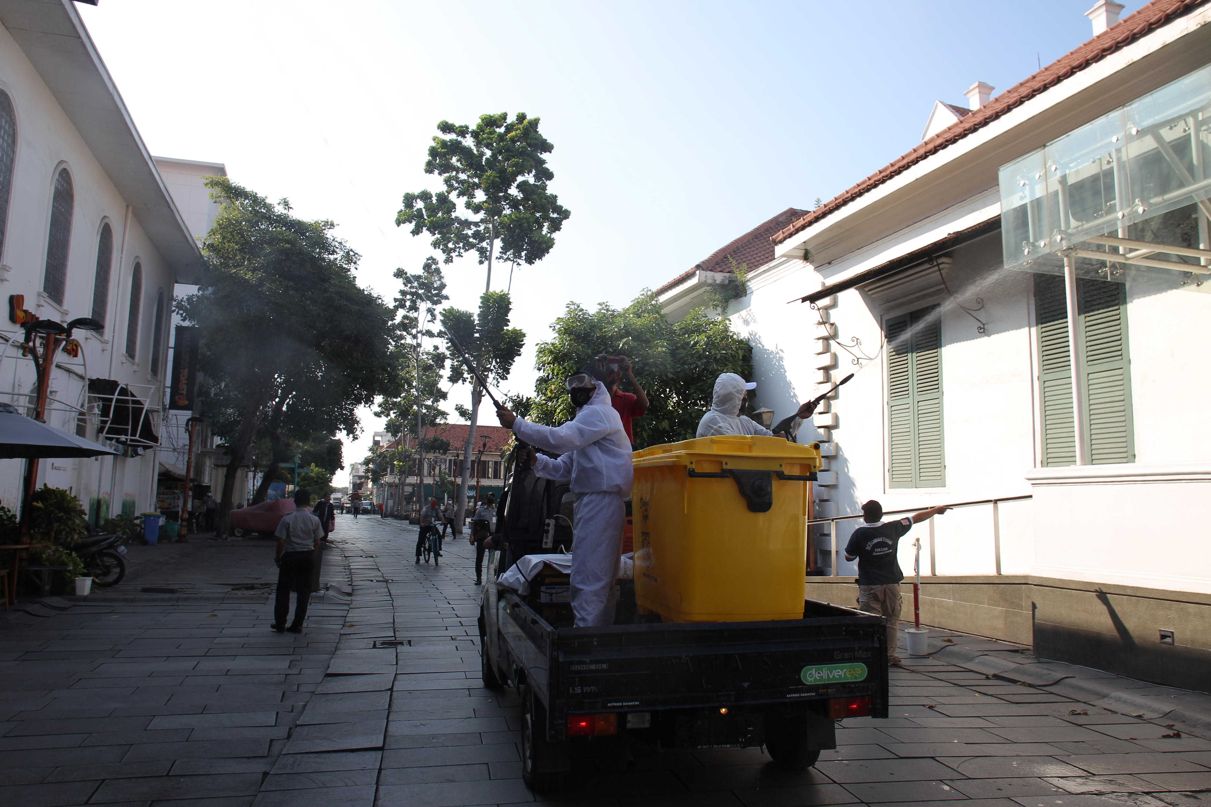 Penyemprotan Disinfektan di Kawasan Wisata