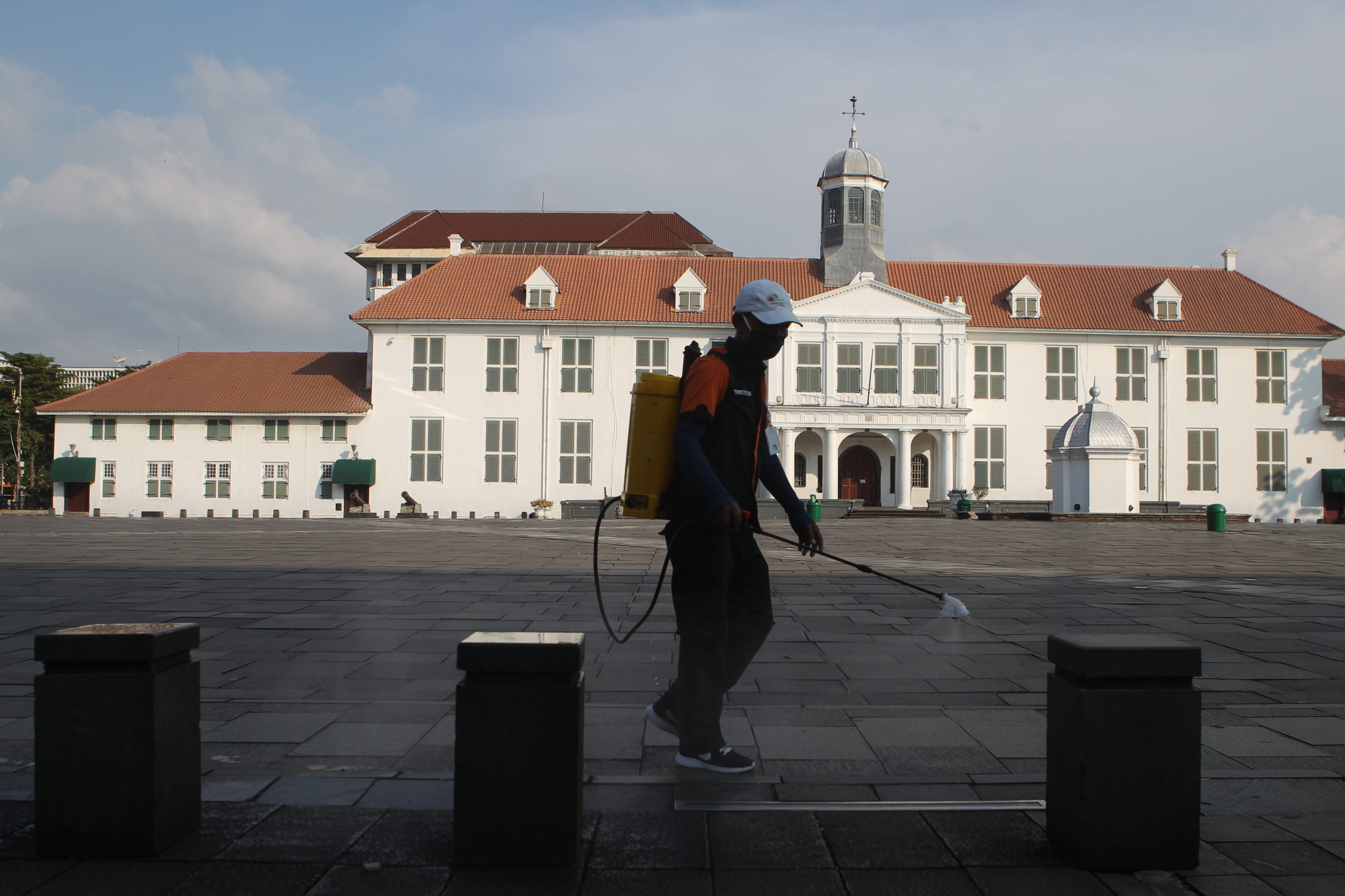 Penyemprotan Disinfektan di Kawasan Wisata