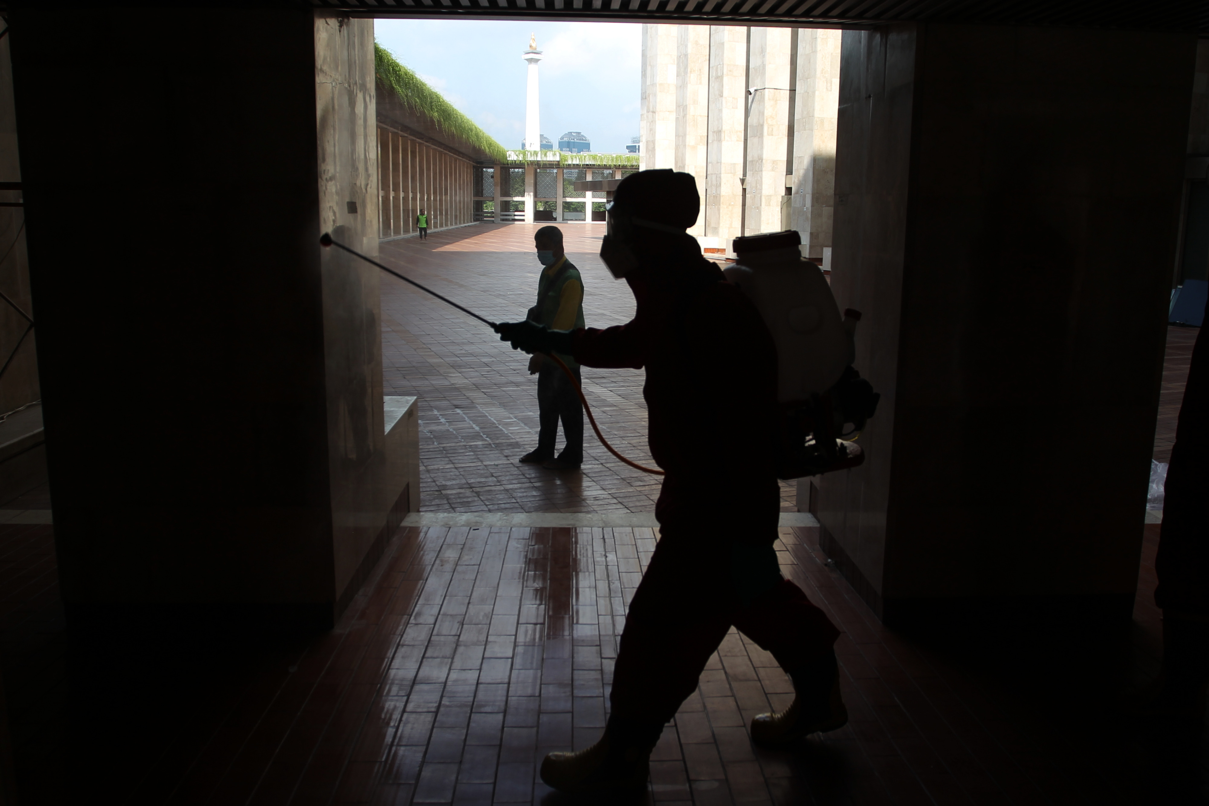 Penyemprotan Disinfektan di Masjid Istiqlal