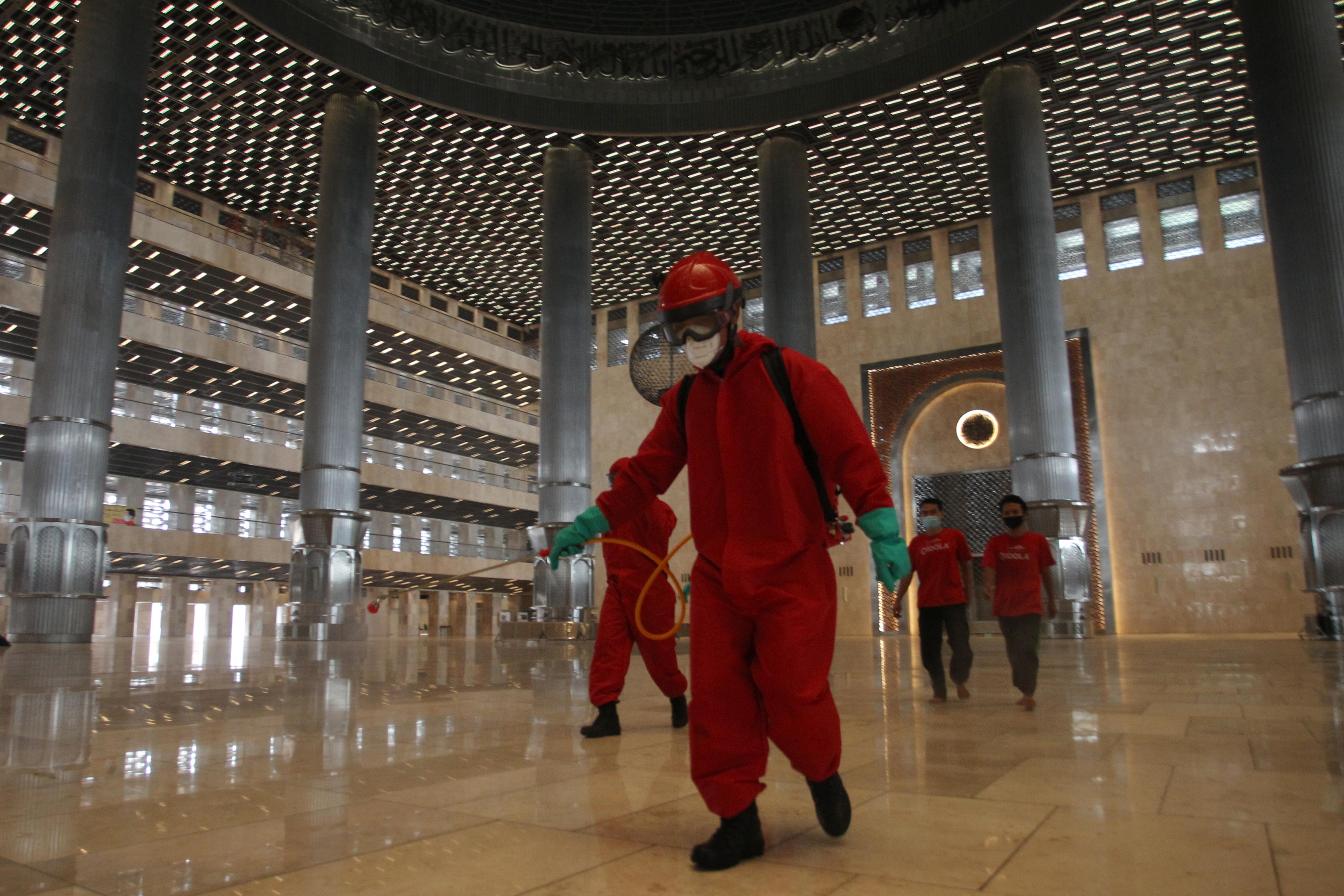 Penyemprotan Disinfektan di Masjid Istiqlal