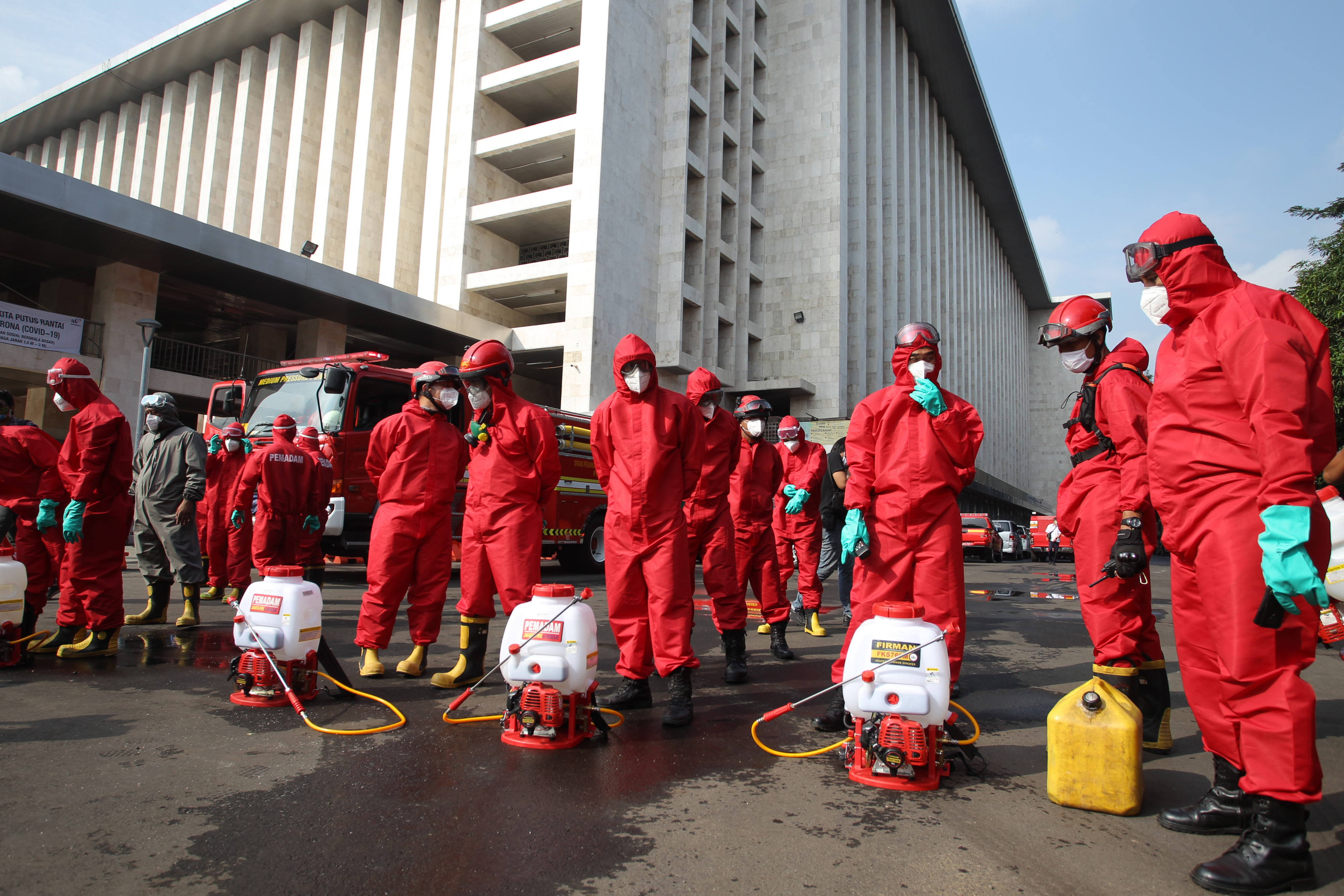 Penyemprotan Disinfektan di Masjid Istiqlal