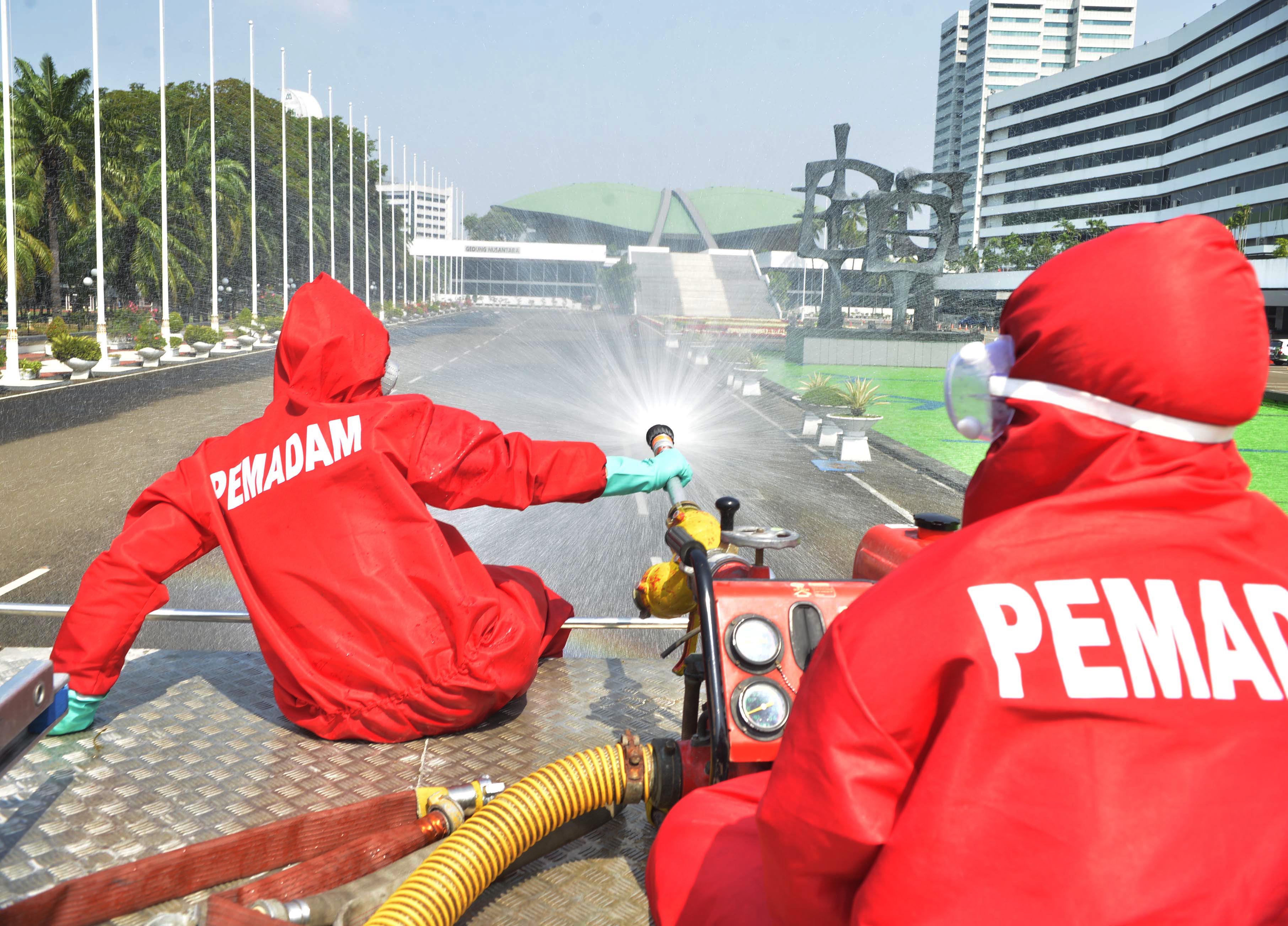 Kompleks Parlemen Disemprot Disinfektan