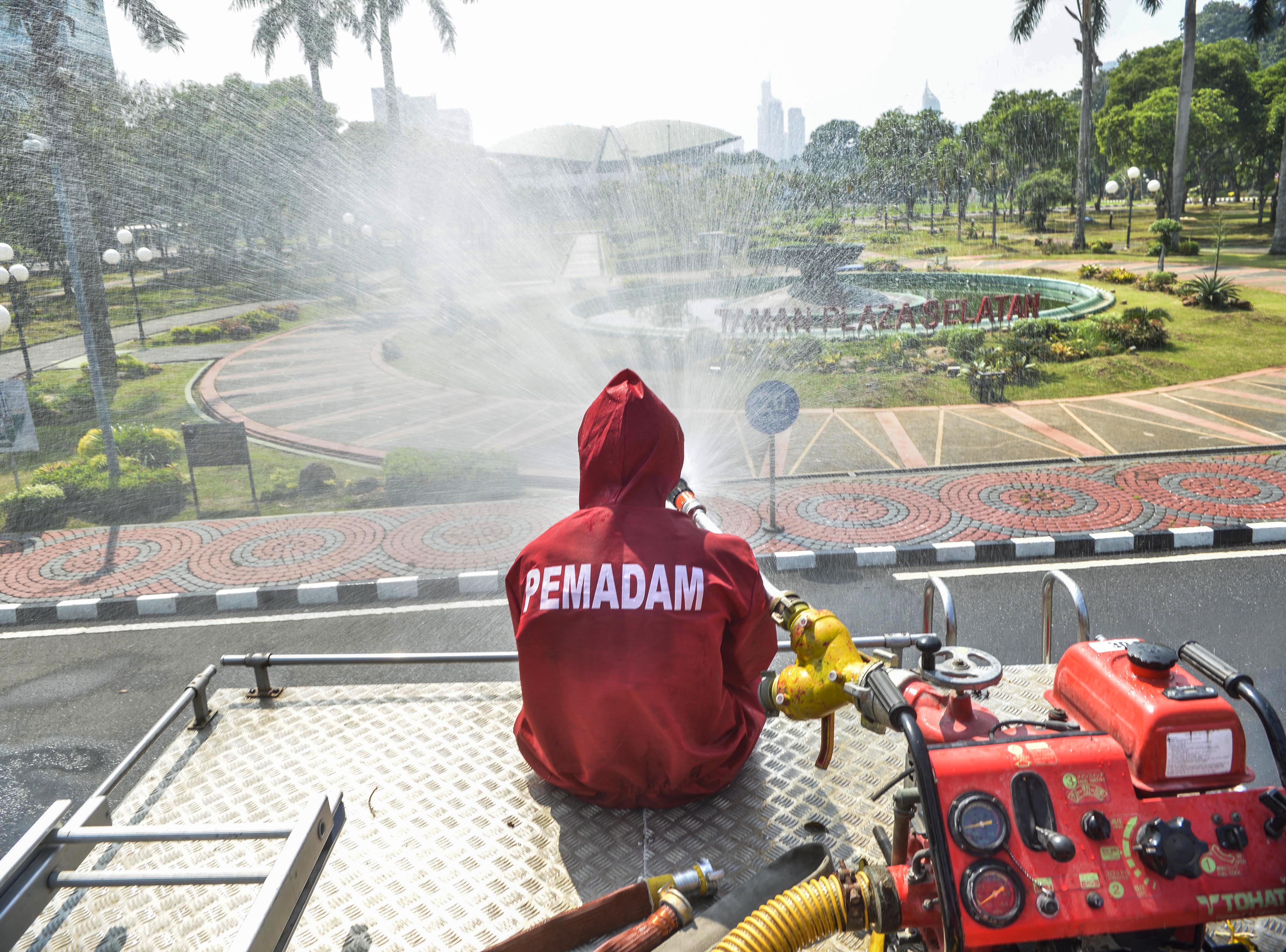 Kompleks Parlemen Disemprot Disinfektan