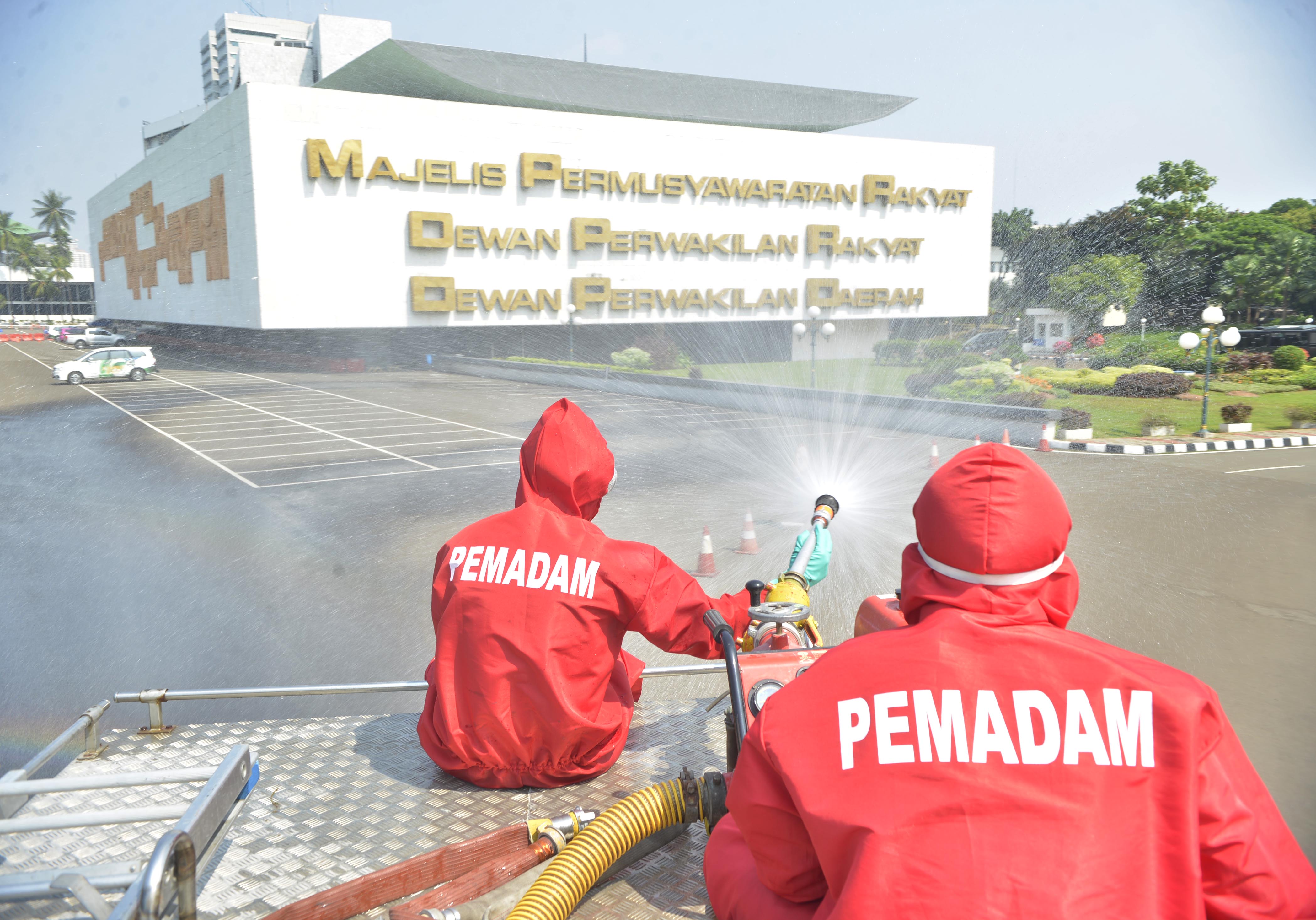 Kompleks Parlemen Disemprot Disinfektan