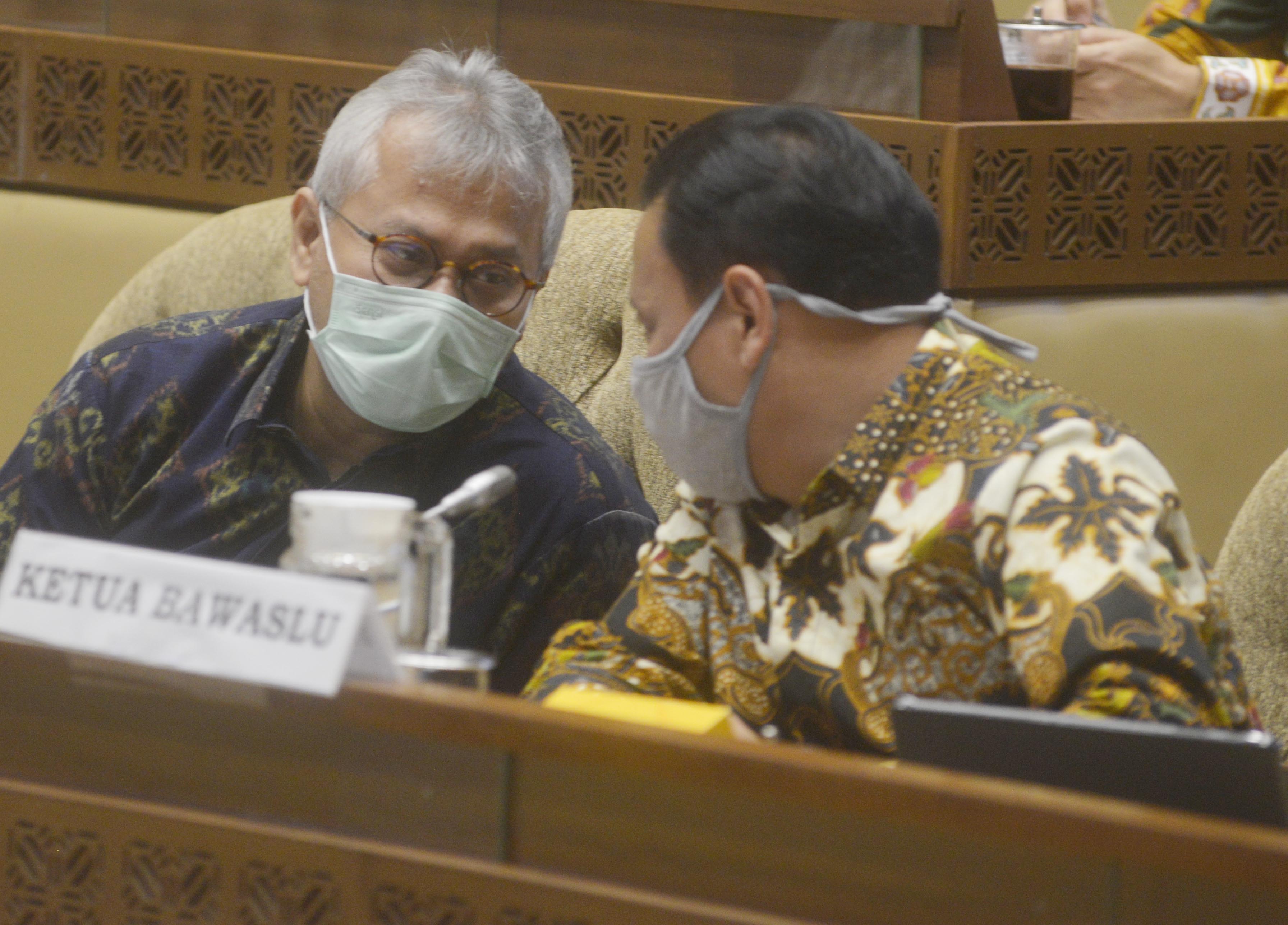 KPU, Bawaslu dan Komisi II DPR Rapat Terkait Pilkada Serentak