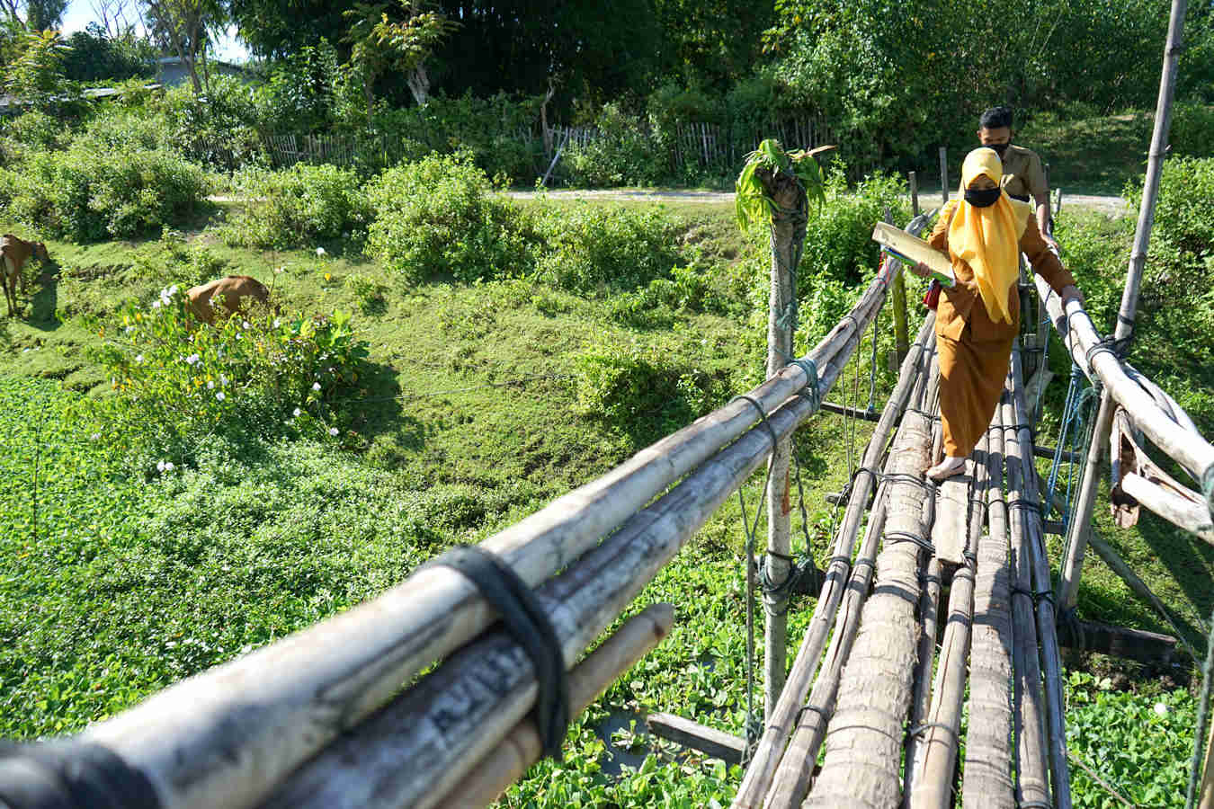 Antar Soal Ujian ke Rumah Siswa yang Tidak Memiliki Smartphone