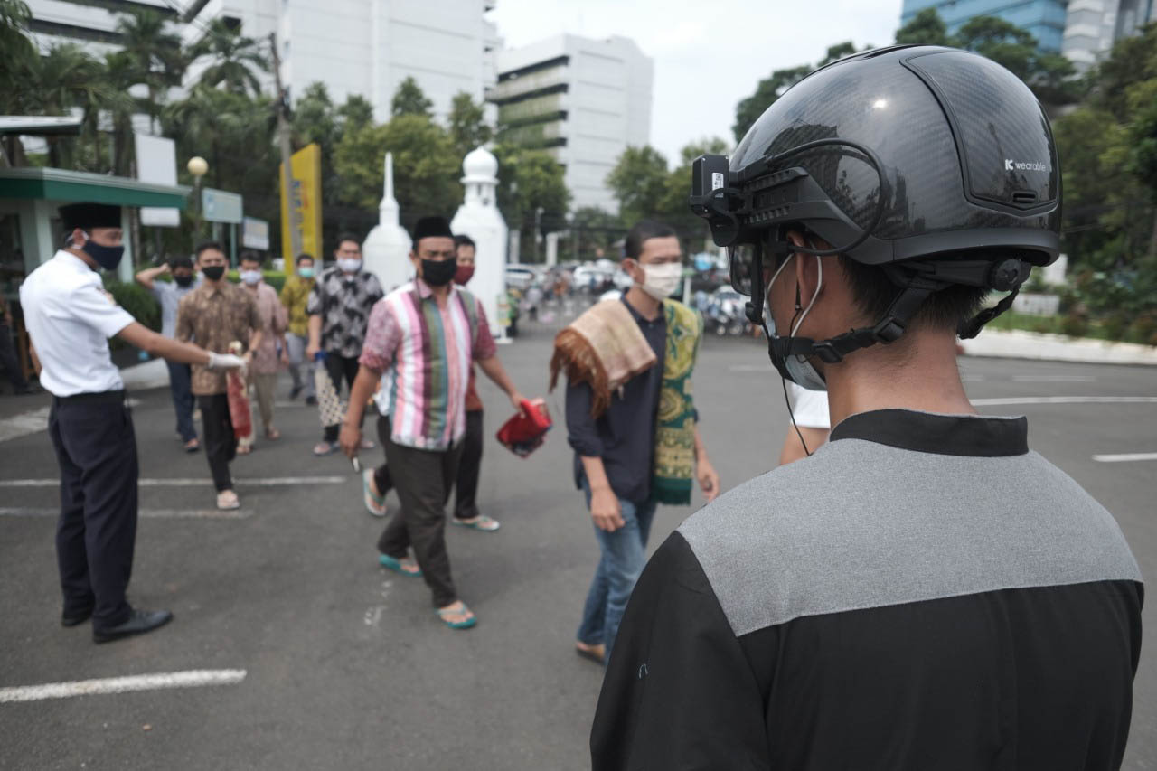 Helm Pemindai Suhu Tubuh
