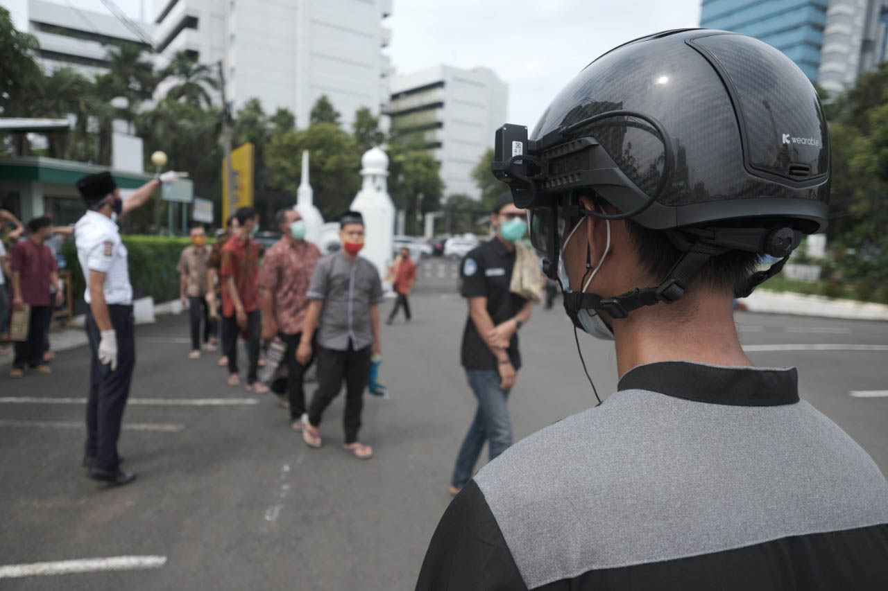 Helm Pemindai Suhu Tubuh