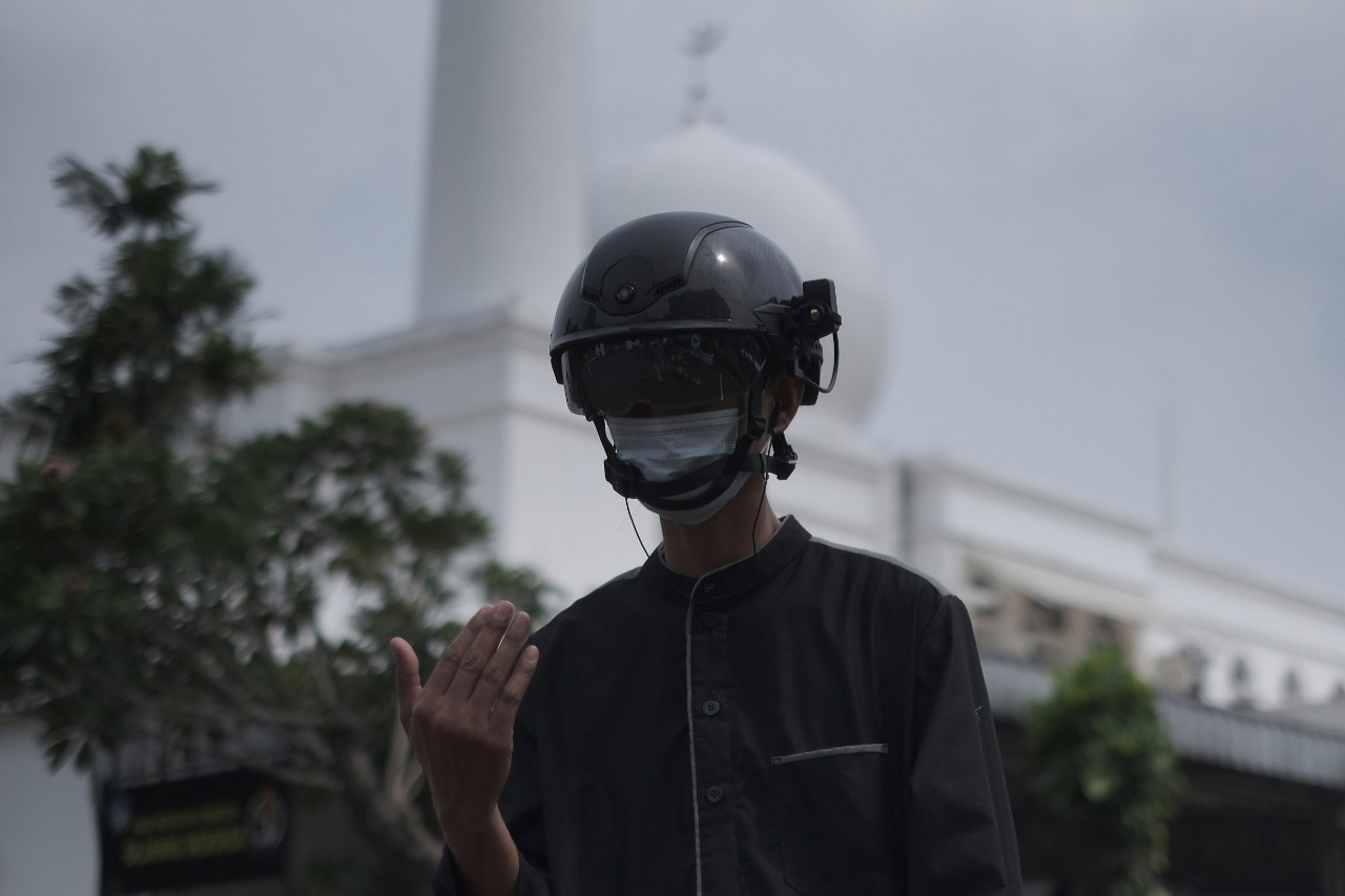 Helm Pemindai Suhu Tubuh