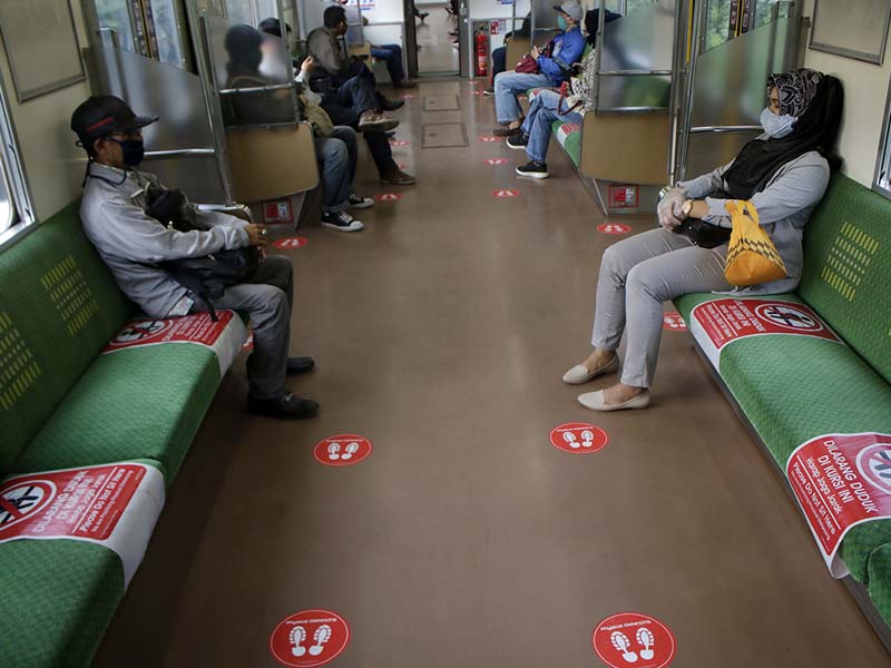 Jaga Jarak di KRL 