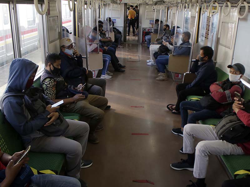 Jaga Jarak di KRL 