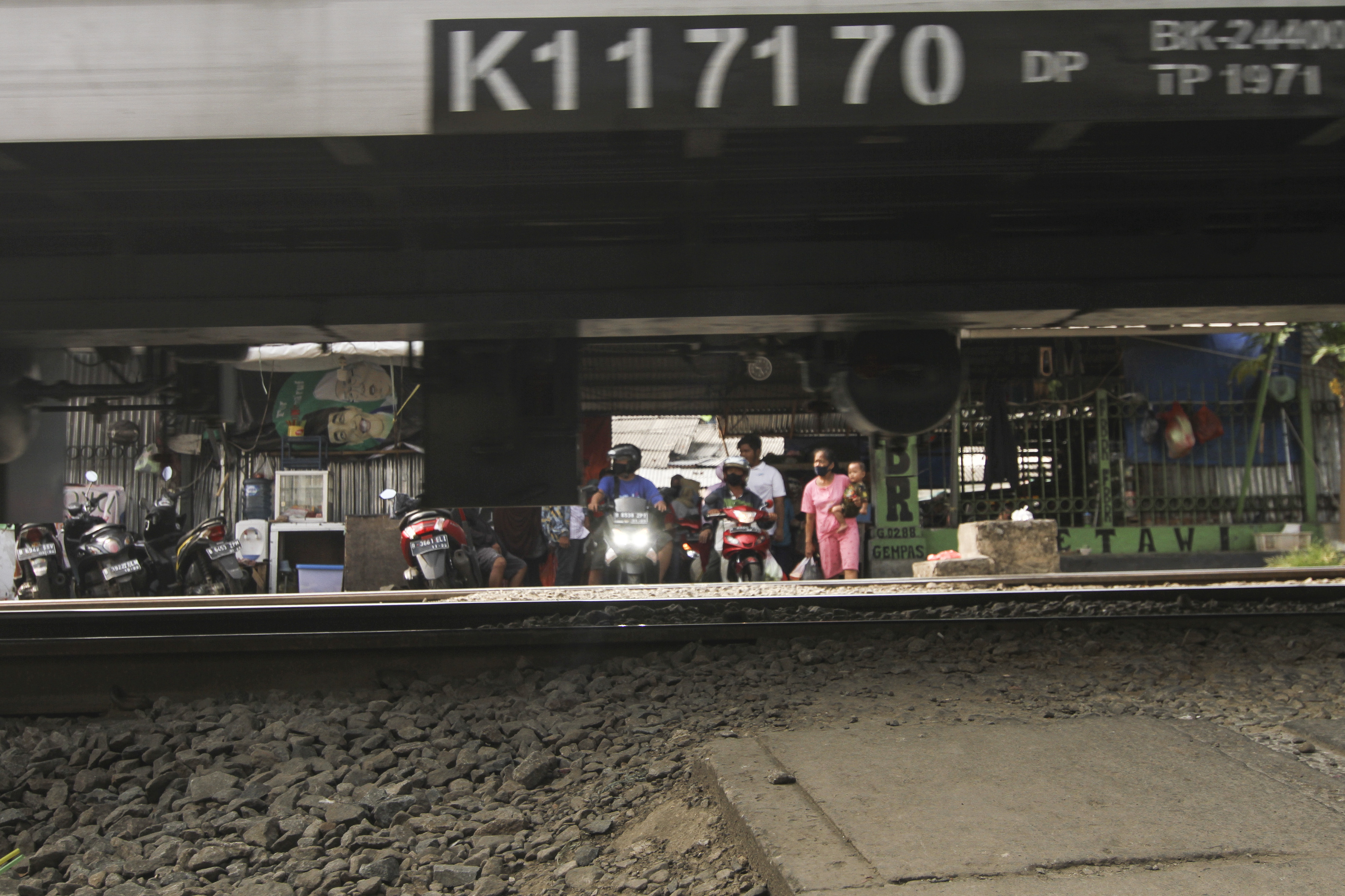 Perlintasan Kereta Tanpa Palang Pintu 