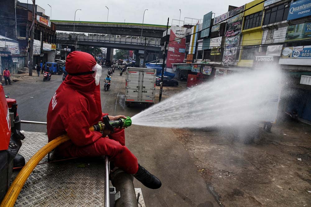 Penyemprotan Disinfektan di Lingkungan Pasar Kebayoran Lama