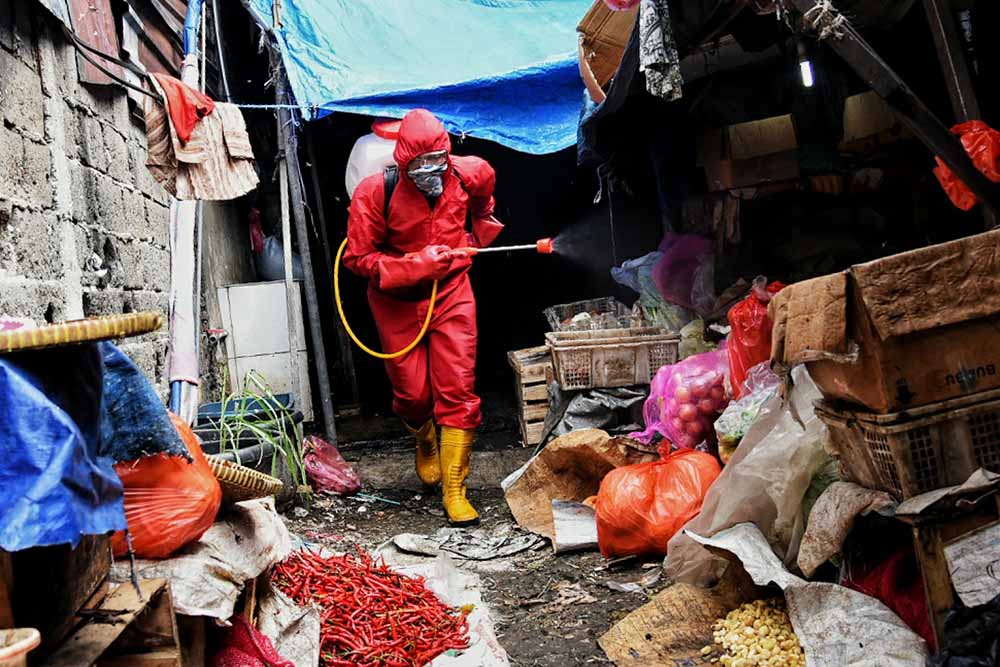 Penyemprotan Disinfektan di Lingkungan Pasar Kebayoran Lama