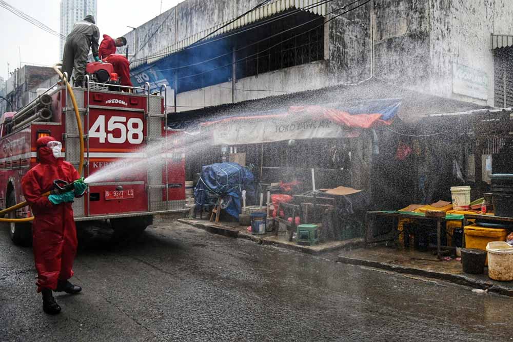 Penyemprotan Disinfektan di Lingkungan Pasar Kebayoran Lama