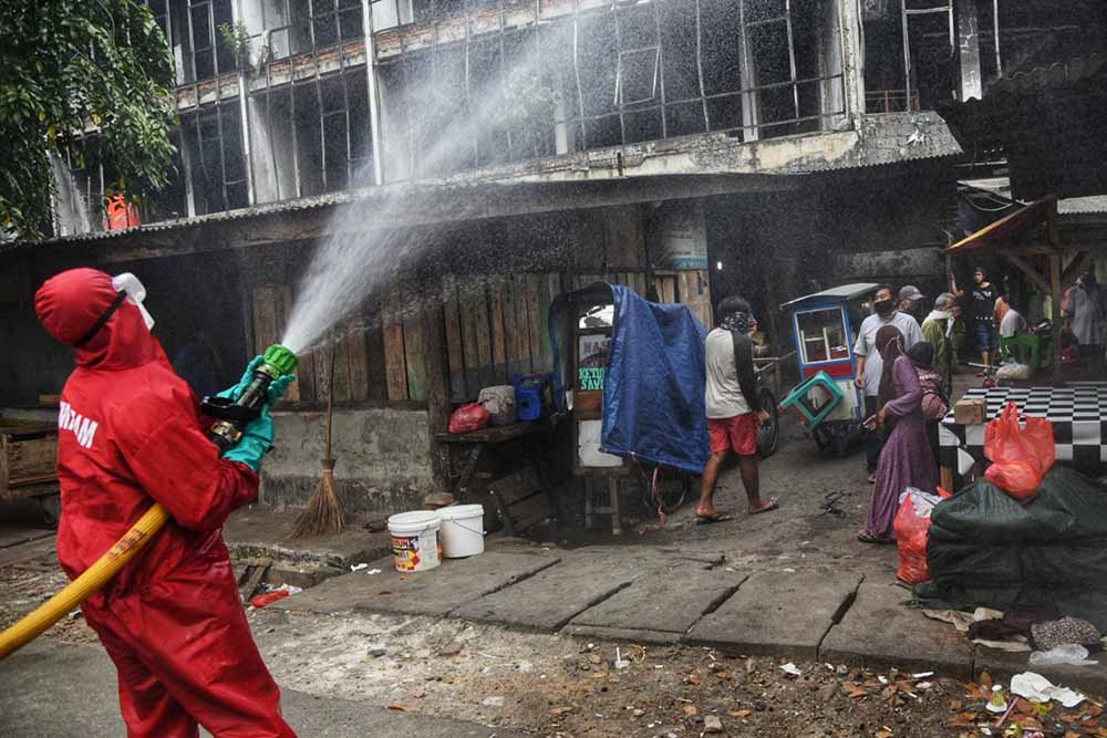 Penyemprotan Disinfektan di Lingkungan Pasar Kebayoran Lama
