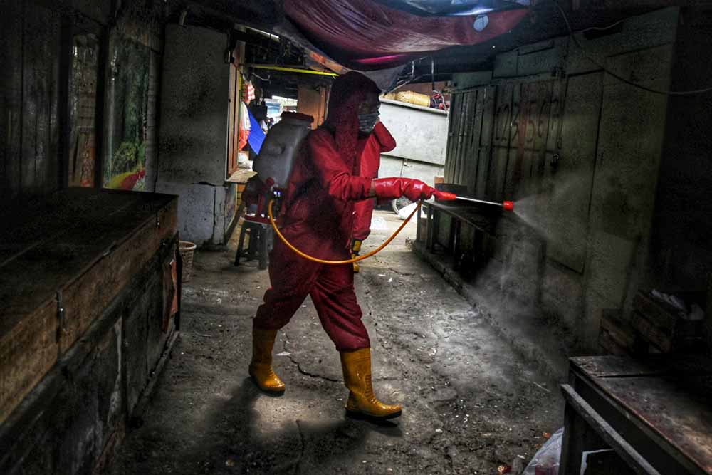 Penyemprotan Disinfektan di Lingkungan Pasar Kebayoran Lama