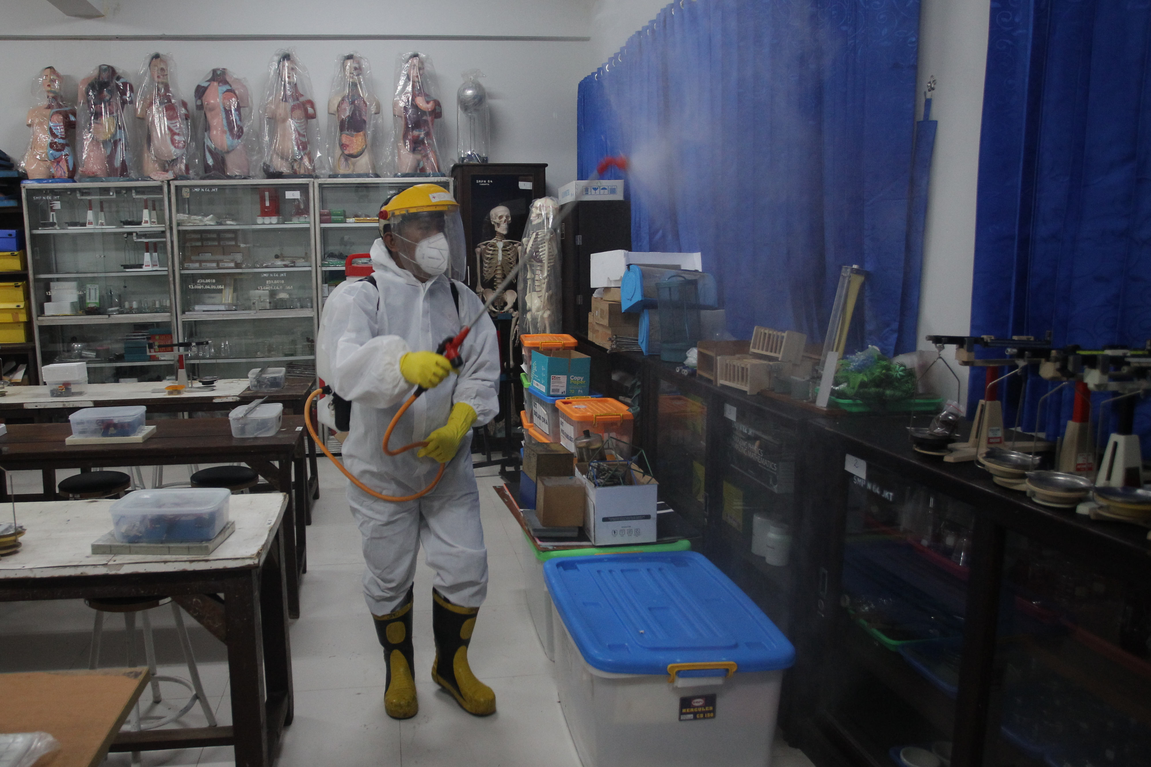 Penyemprotan  Disinfektan Di Sekolah