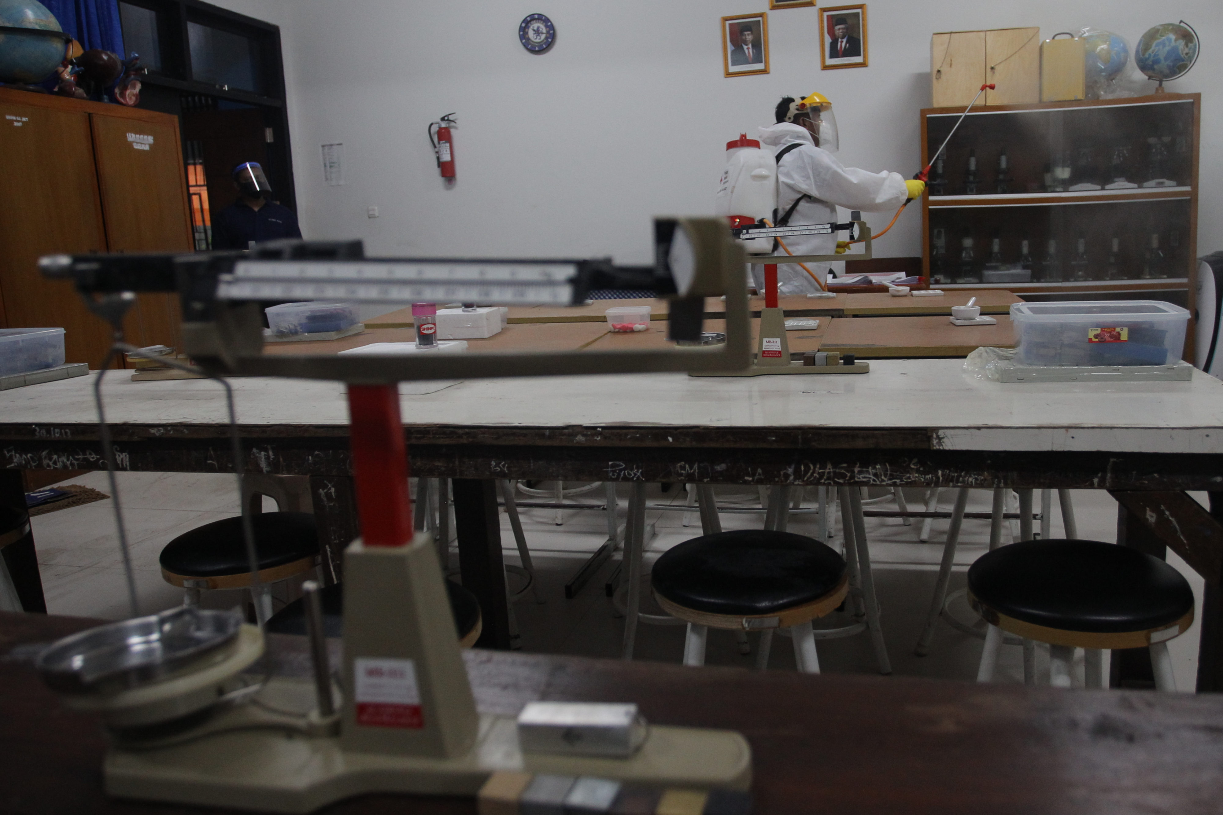 Penyemprotan  Disinfektan Di Sekolah