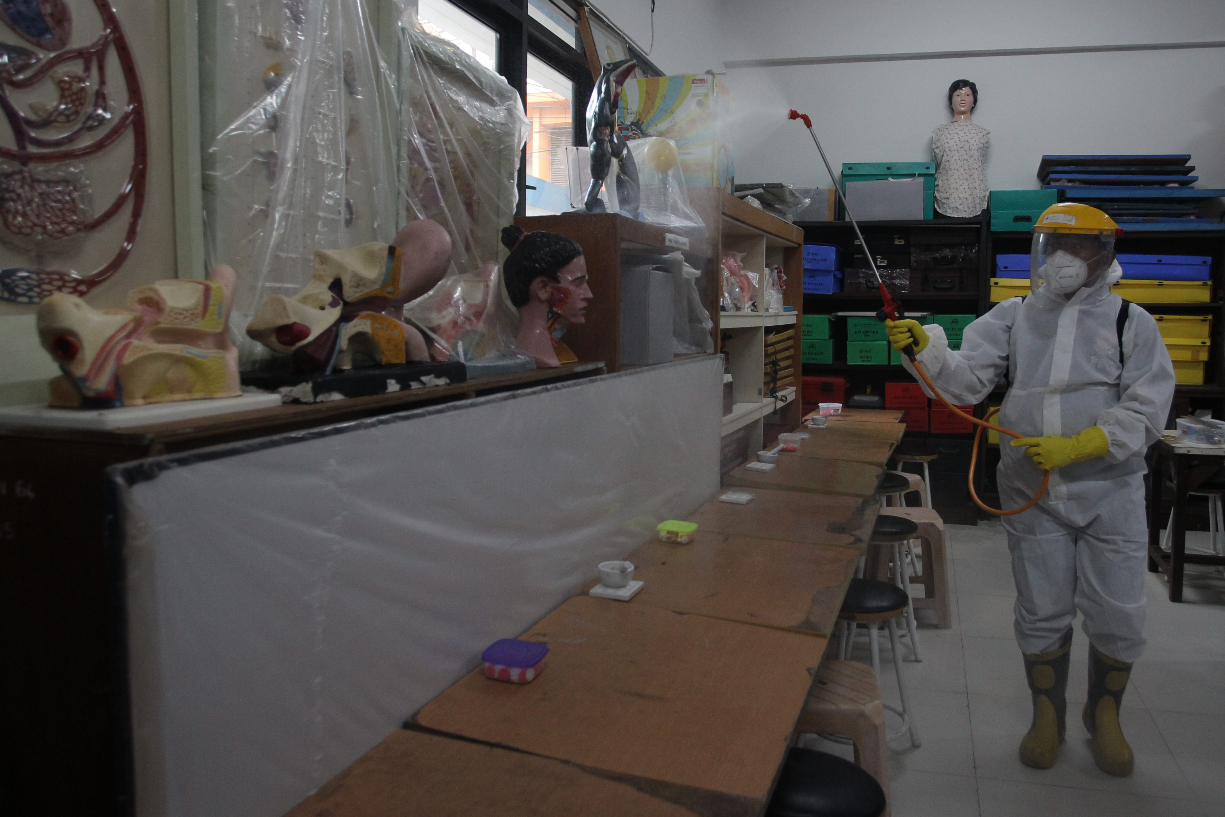 Penyemprotan  Disinfektan Di Sekolah