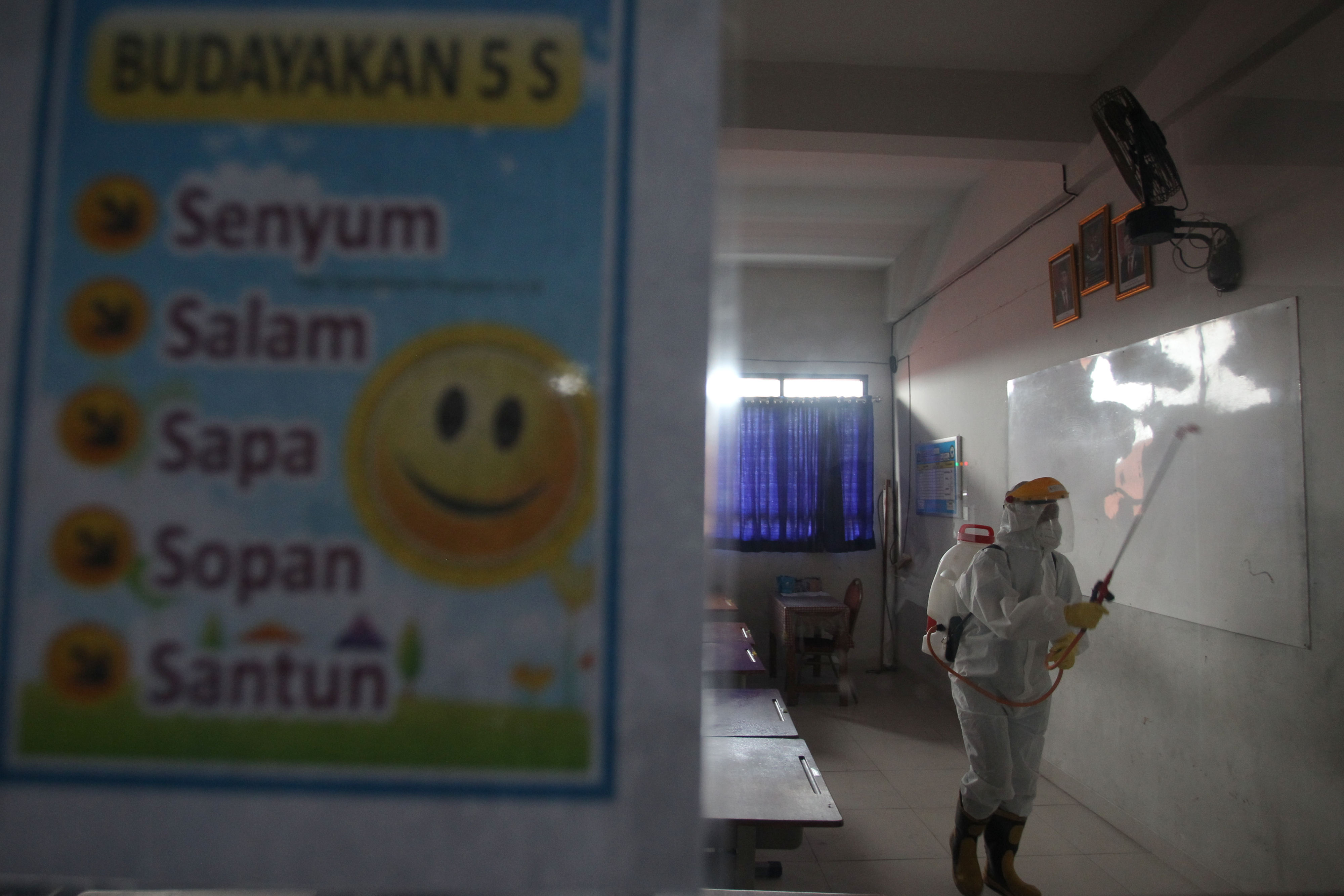 Penyemprotan  Disinfektan Di Sekolah