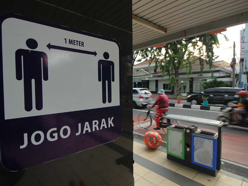 Rambu Wajib Pakai Masker dan Jaga Jarak