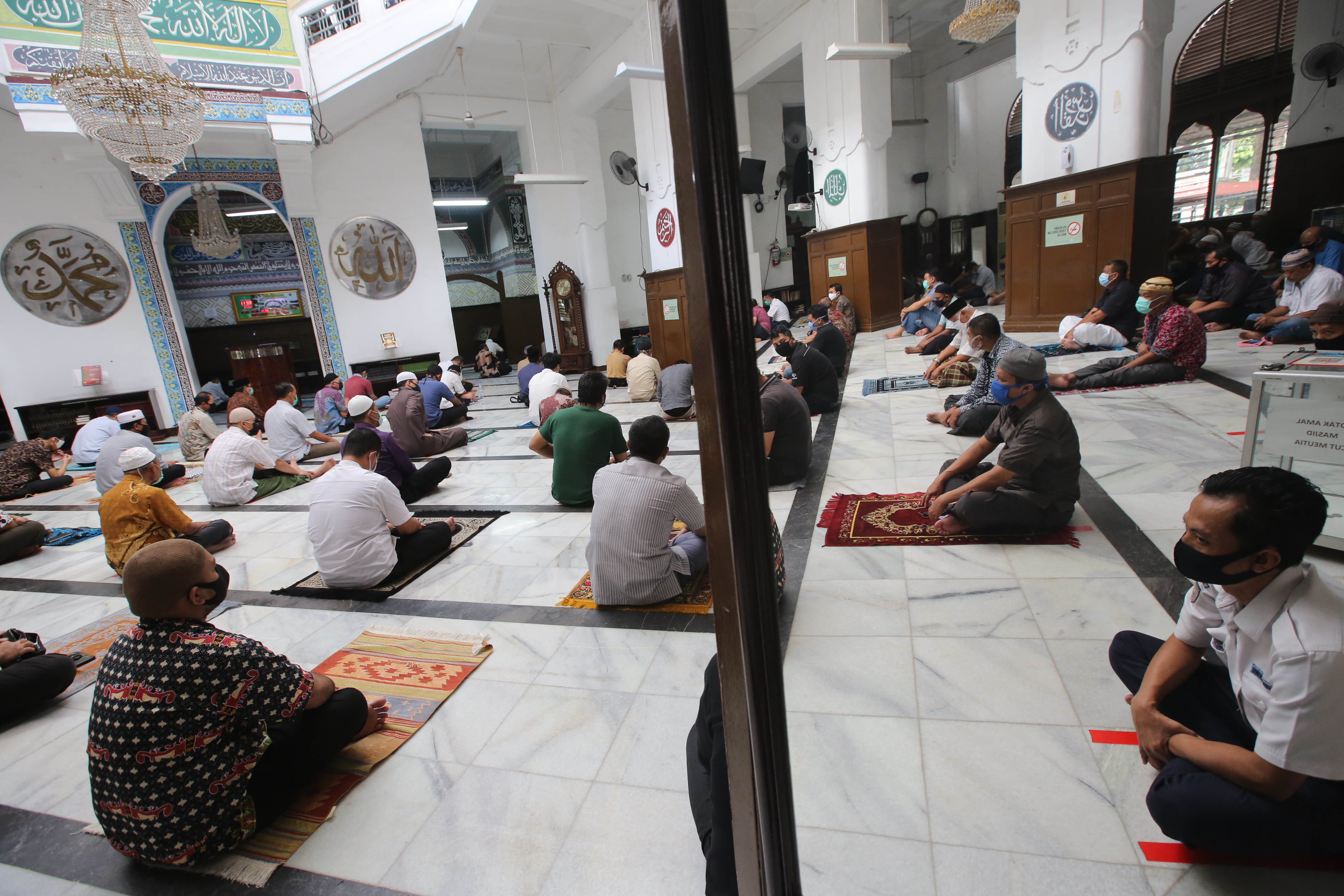 Masjid Cut Meutia Salat Jumat dengan Protokol Kesehatan
