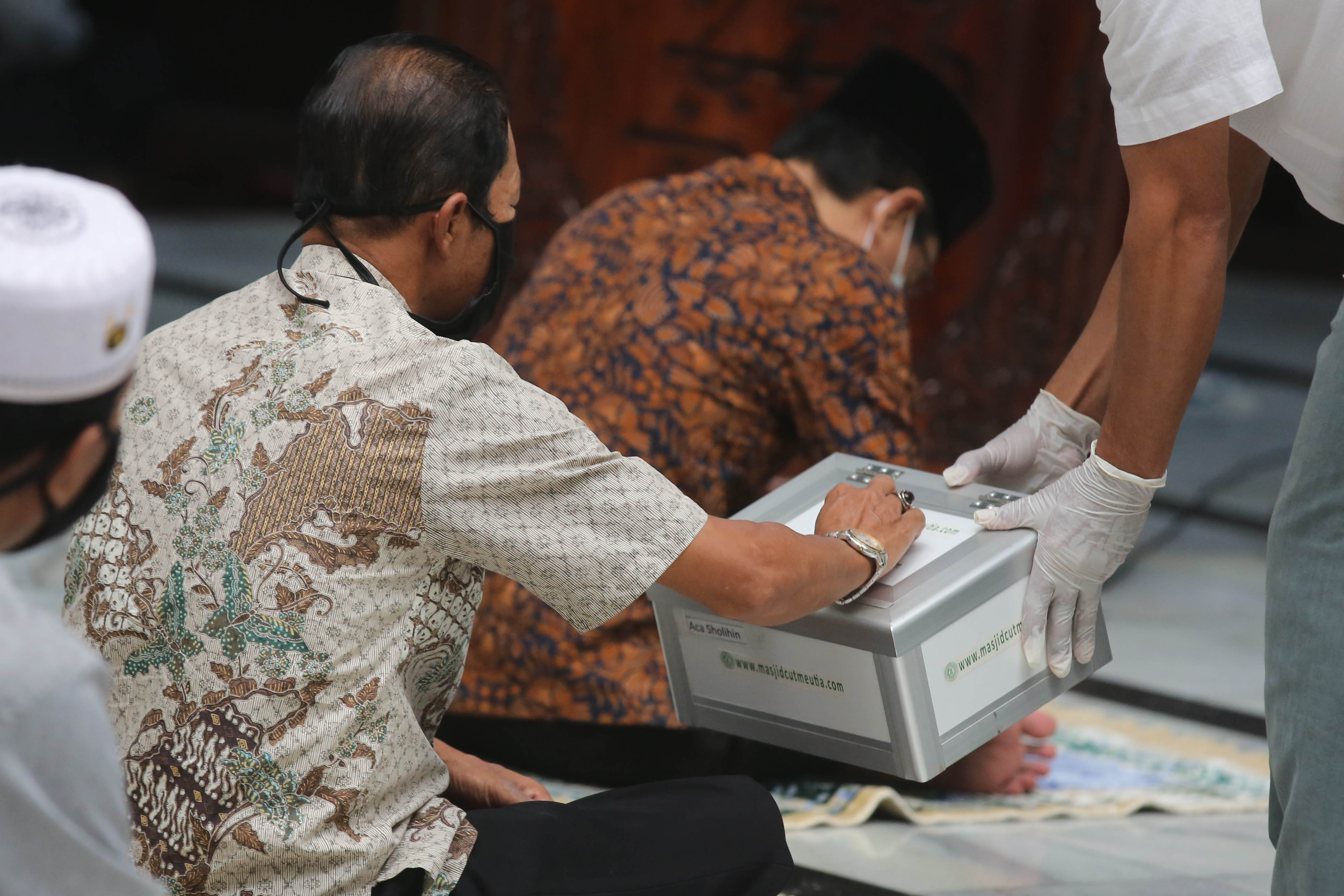 Masjid Cut Meutia Salat Jumat dengan Protokol Kesehatan