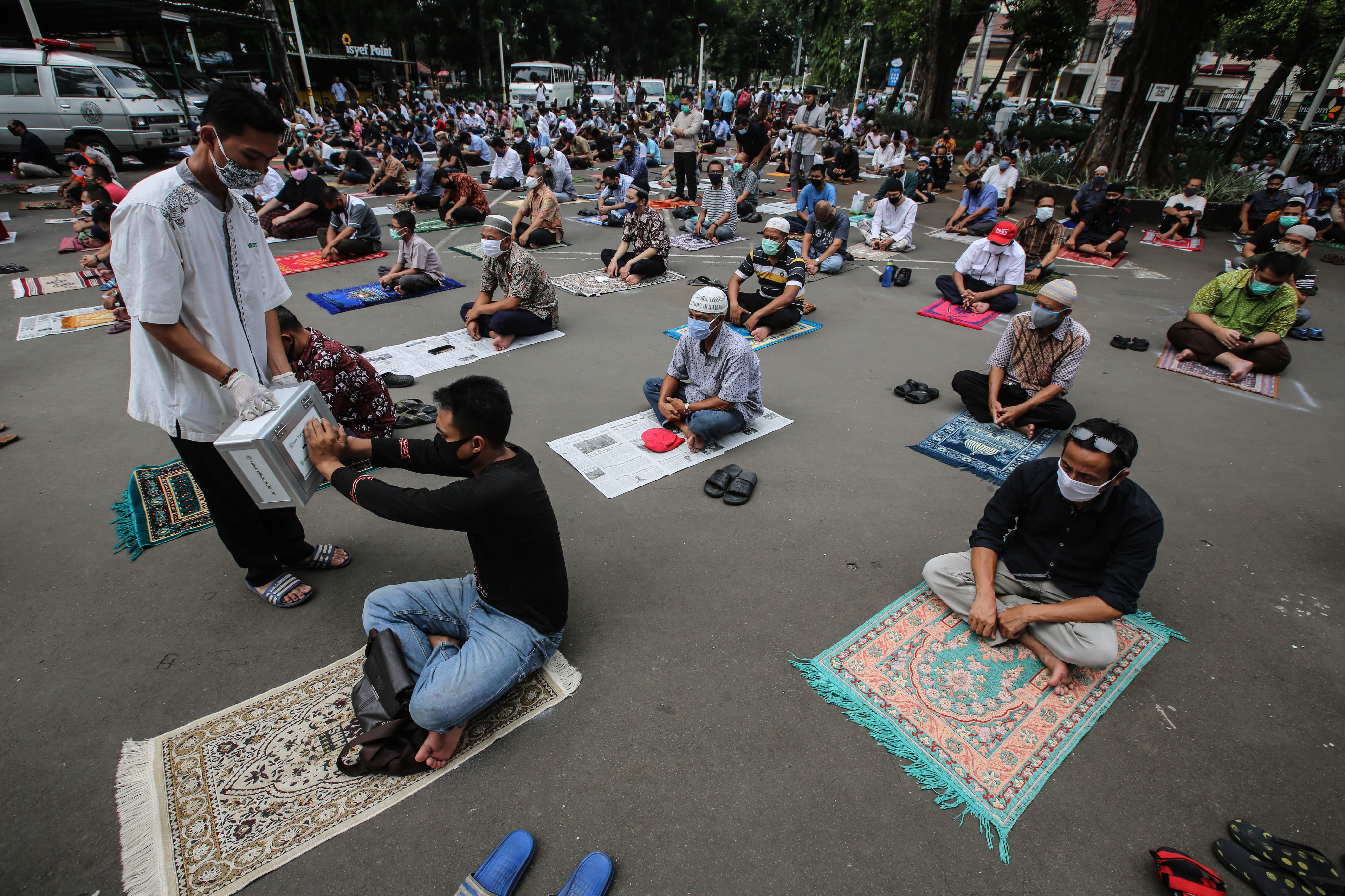 Masjid Cut Meutia Salat Jumat dengan Protokol Kesehatan