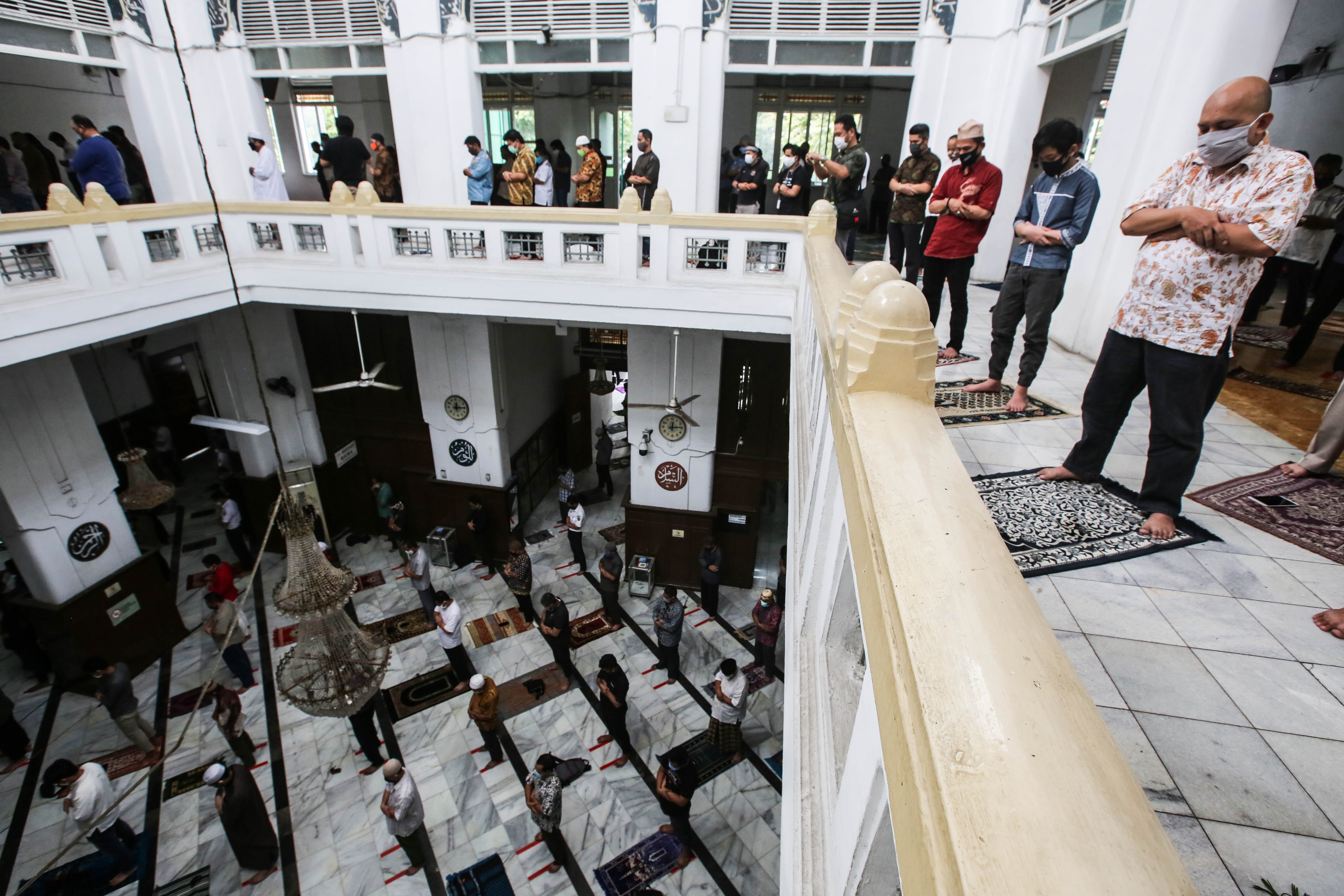 Masjid Cut Meutia Salat Jumat dengan Protokol Kesehatan