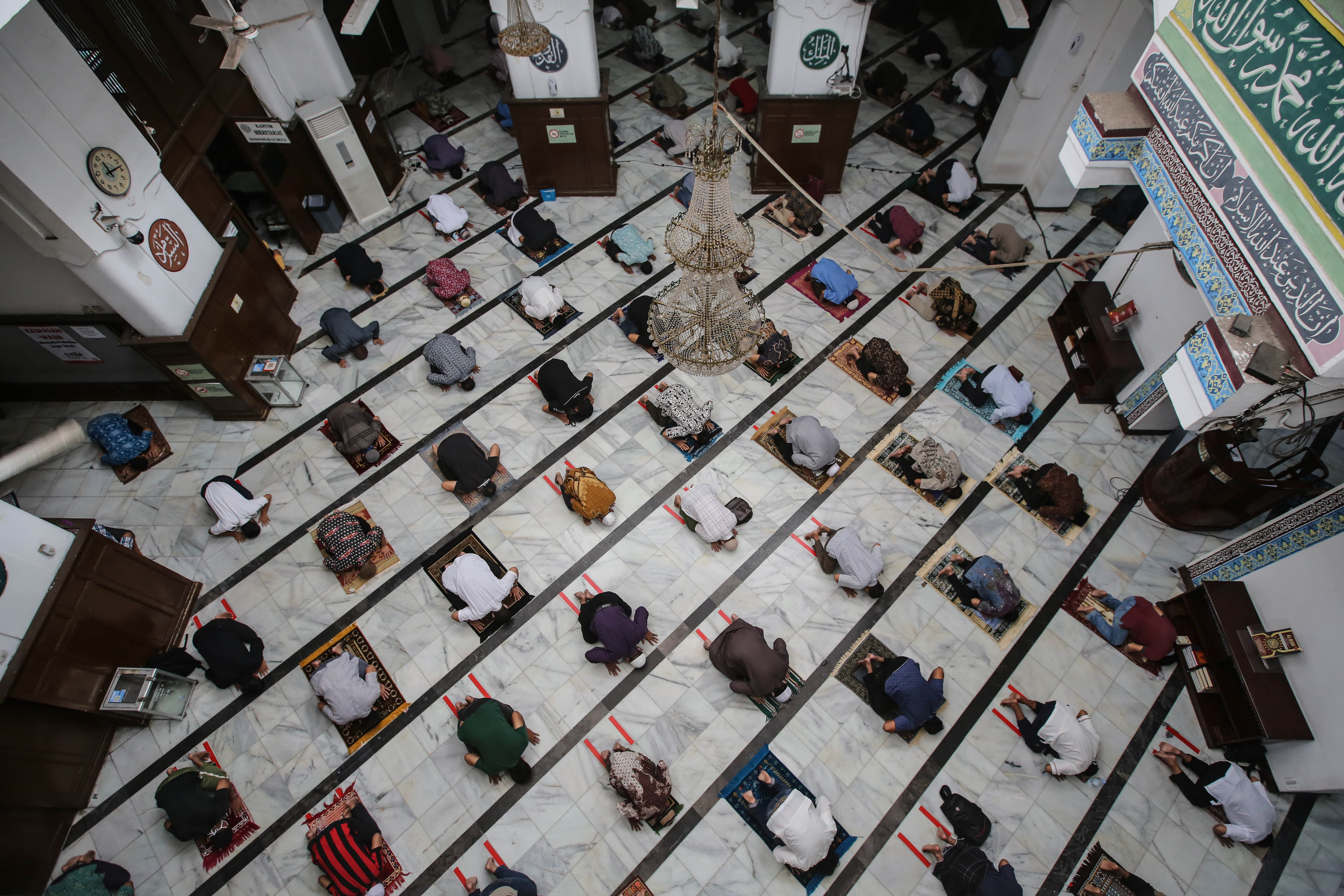 Masjid Cut Meutia Salat Jumat dengan Protokol Kesehatan