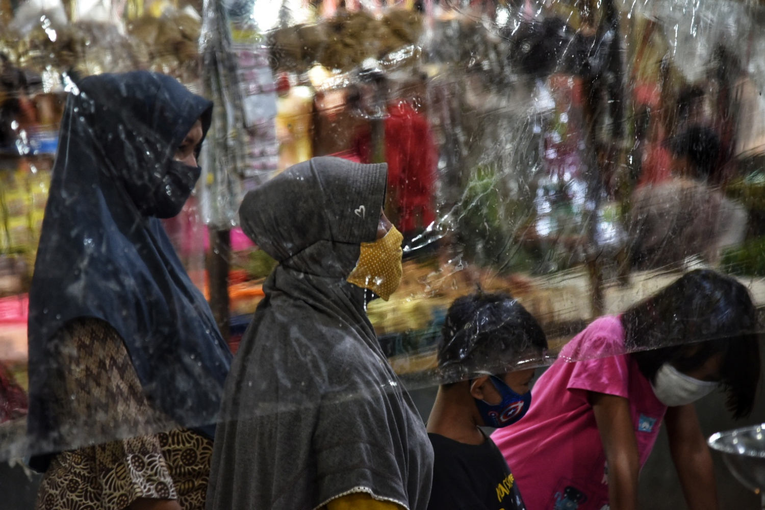 Pedagang di Pasar Wajib Memasang Plastik Pembatas