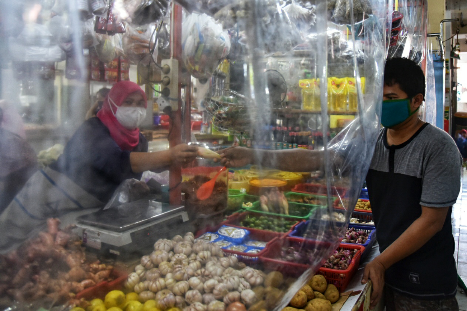 Pedagang di Pasar Wajib Memasang Plastik Pembatas