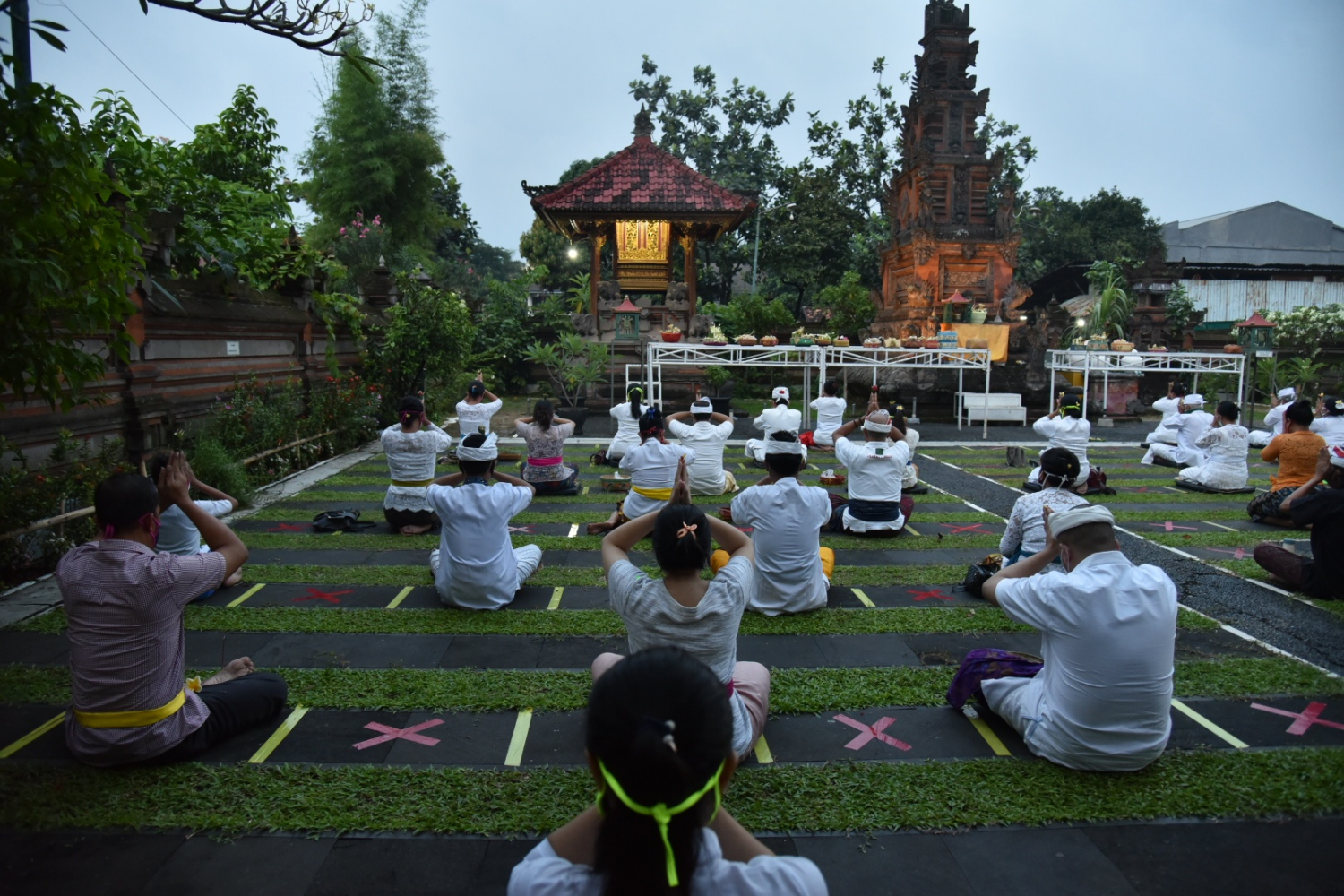 Ibadah Umat Hindu Menjalankan Protokol Kesehatan