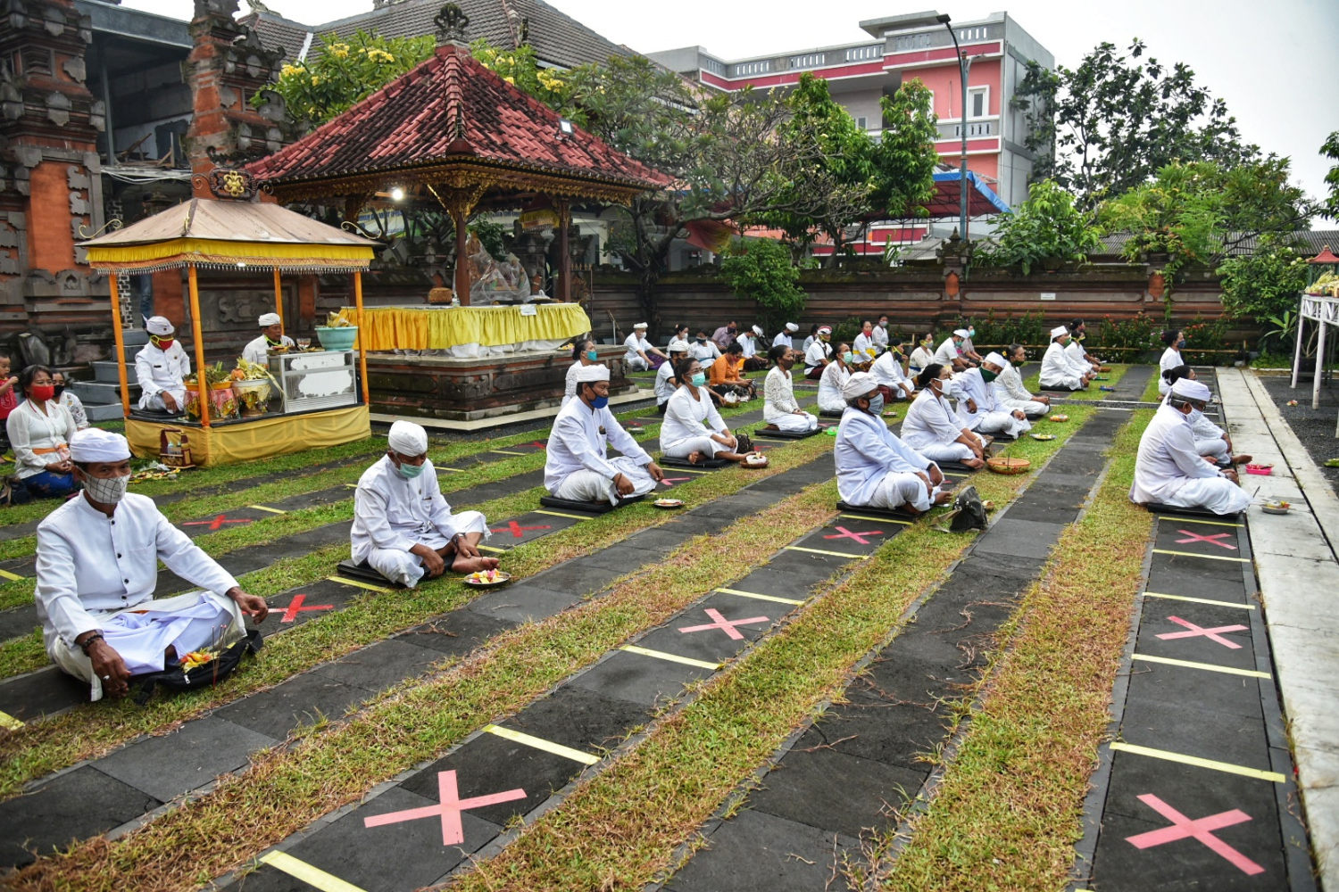 Ibadah Umat Hindu Menjalankan Protokol Kesehatan